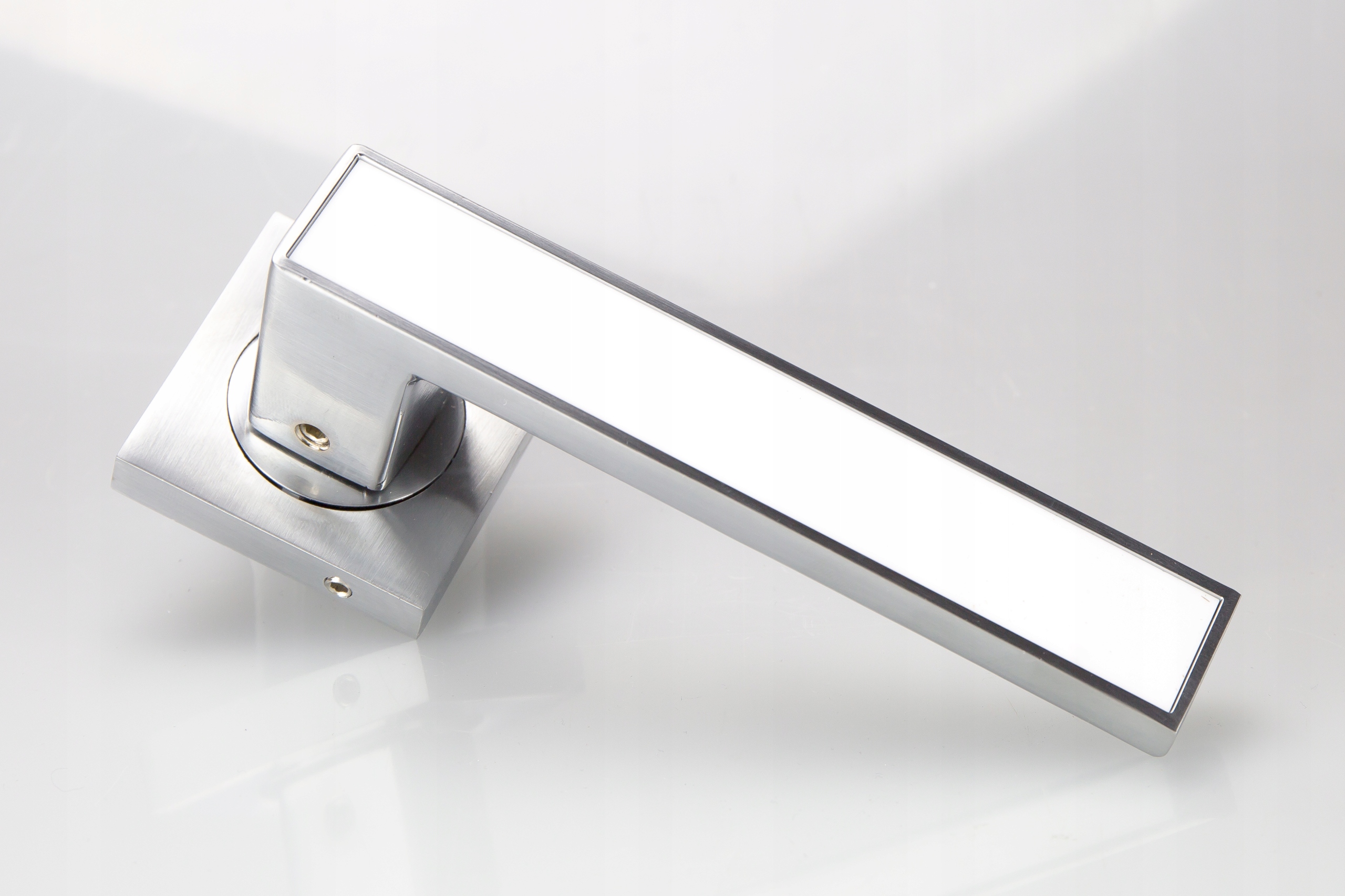 KLAMKA GABI CHROM-SATYNA/BIAŁY + ROZETA KLUCZ HIT Kolor biały inny kolor