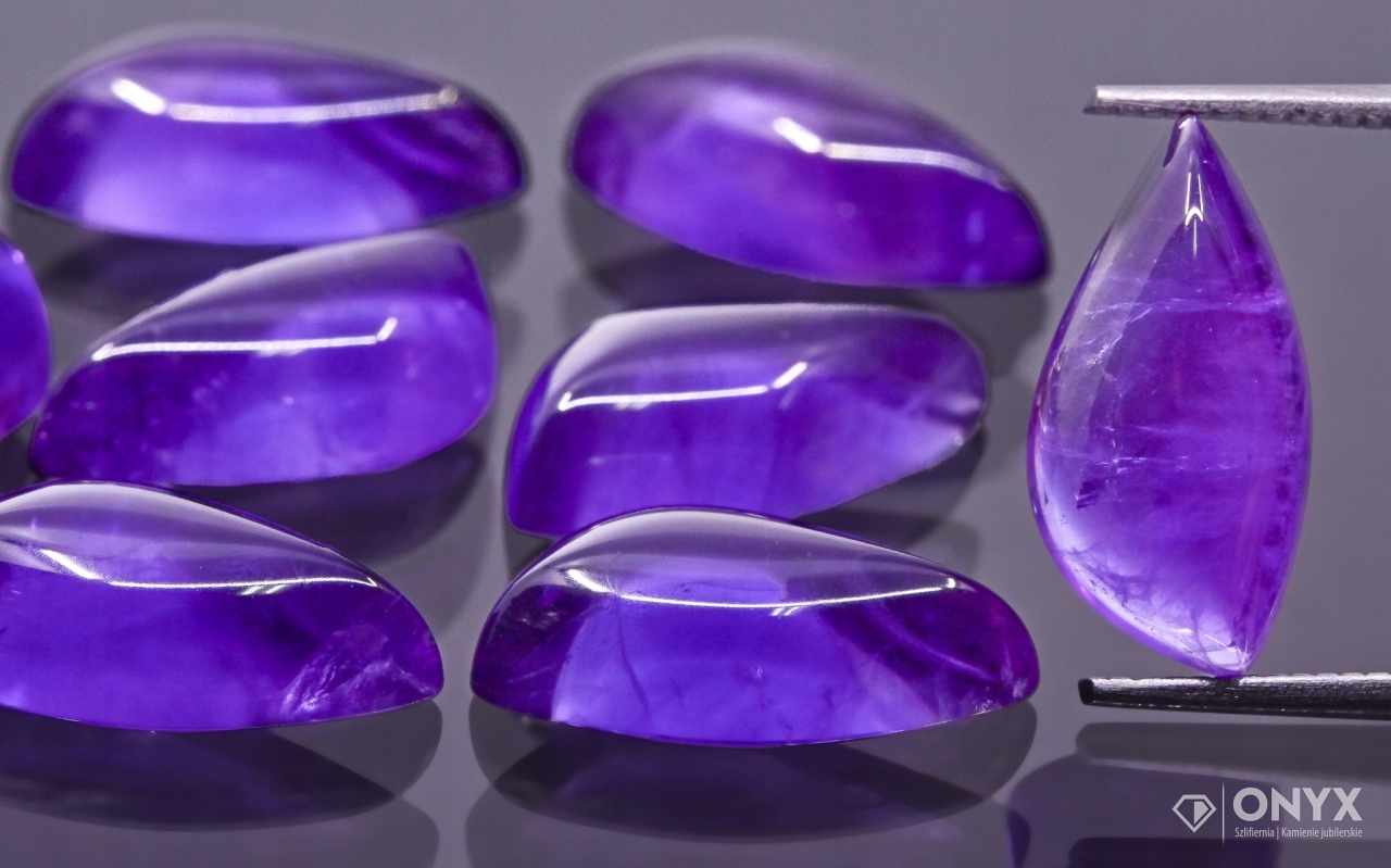 Ametyst A kabošon Levý nepravidelný 13,5x7 mm