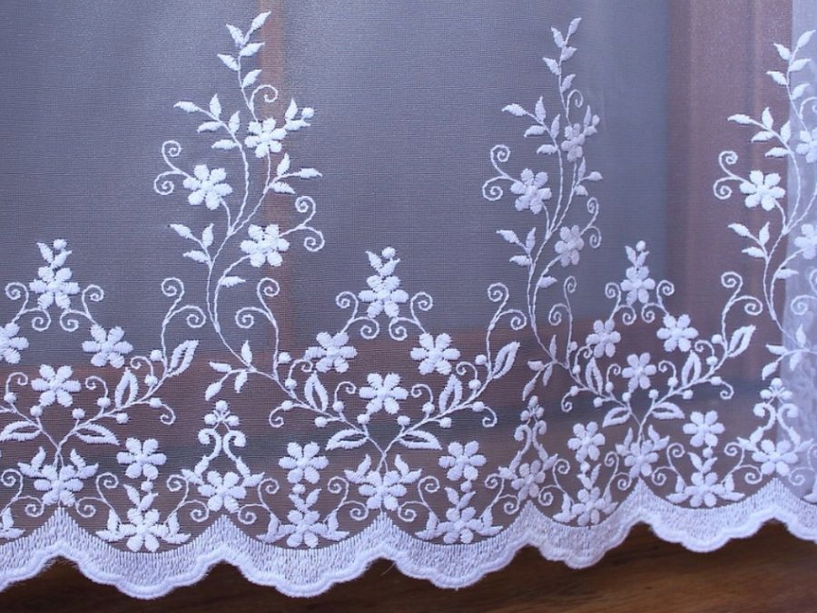 

Firana z Tiulu Haftowana Nicią Dergano 250x160