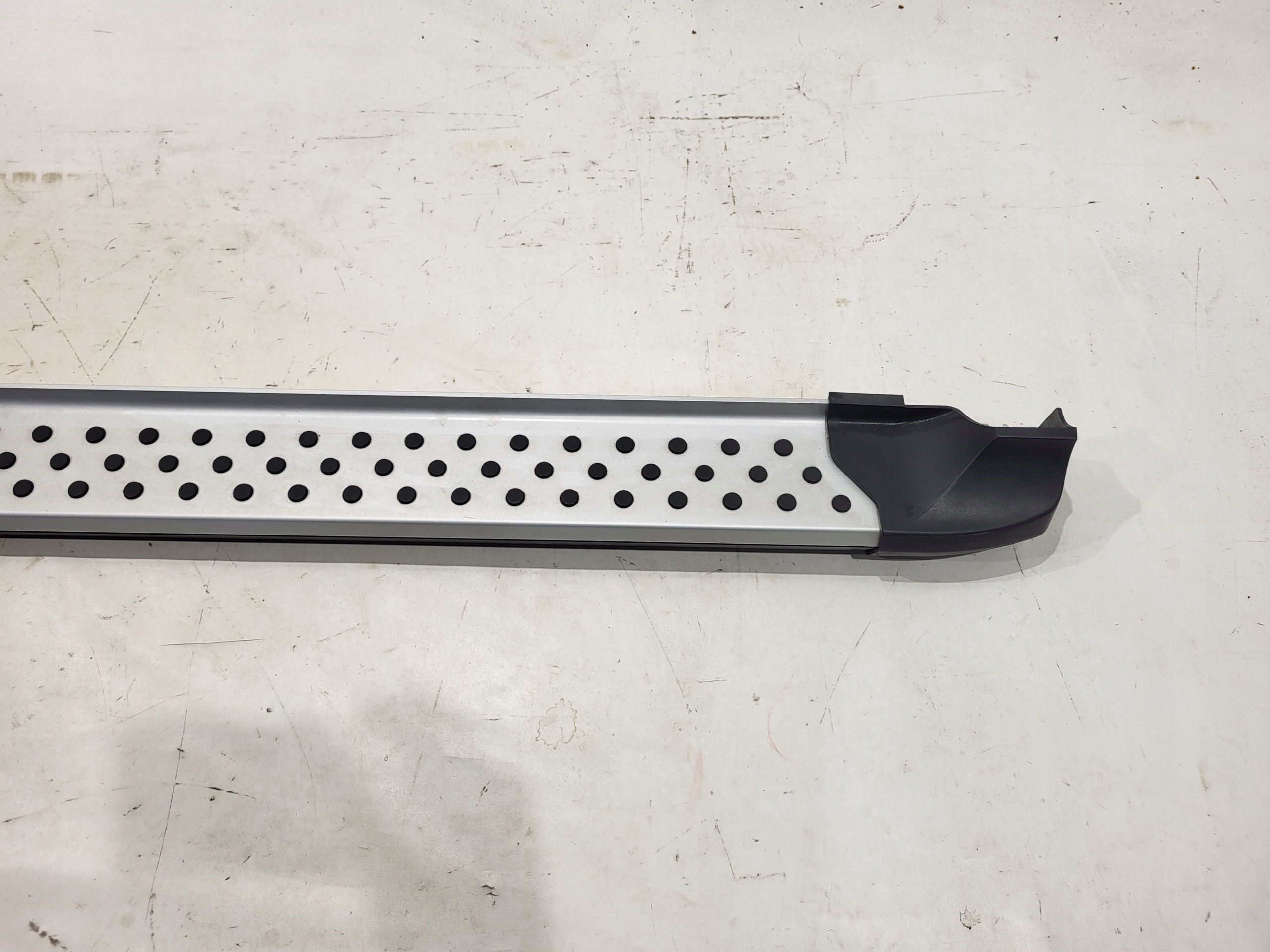 LISTWA PROGOWA PRAWA DACIA DUSTER II 8201700147 Typ samochodu 4x4/SUV Samochody osobowe