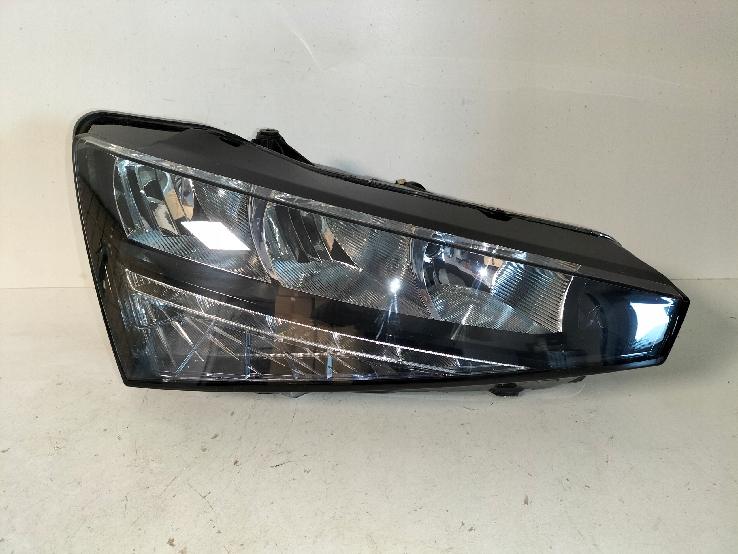 light front reflektor right SKODA SCALA 19- below zarowke H7+LED