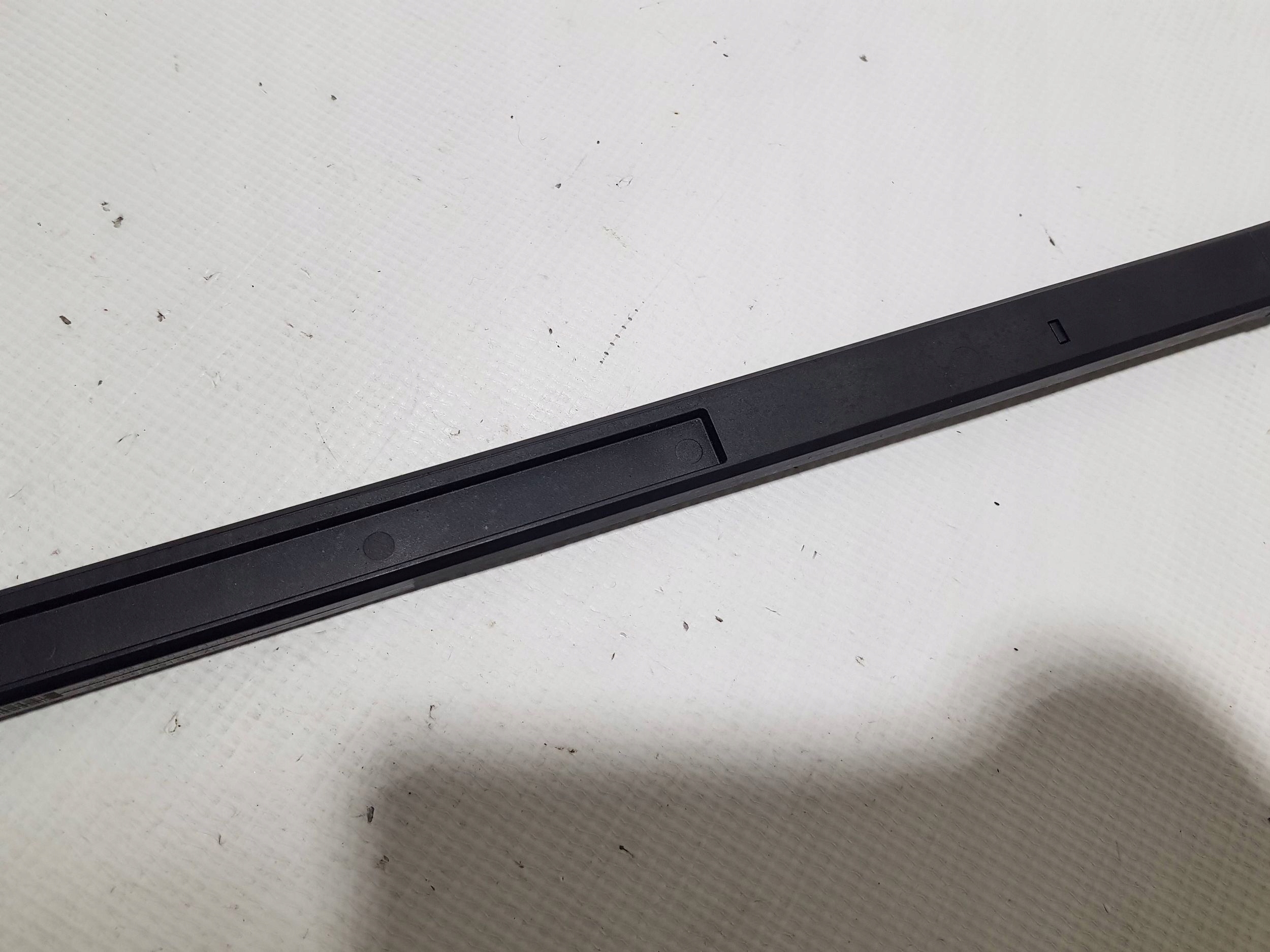 MERCEDES E KLASA W207 moulding rail left PODAJNIKA PASOW A2078600357