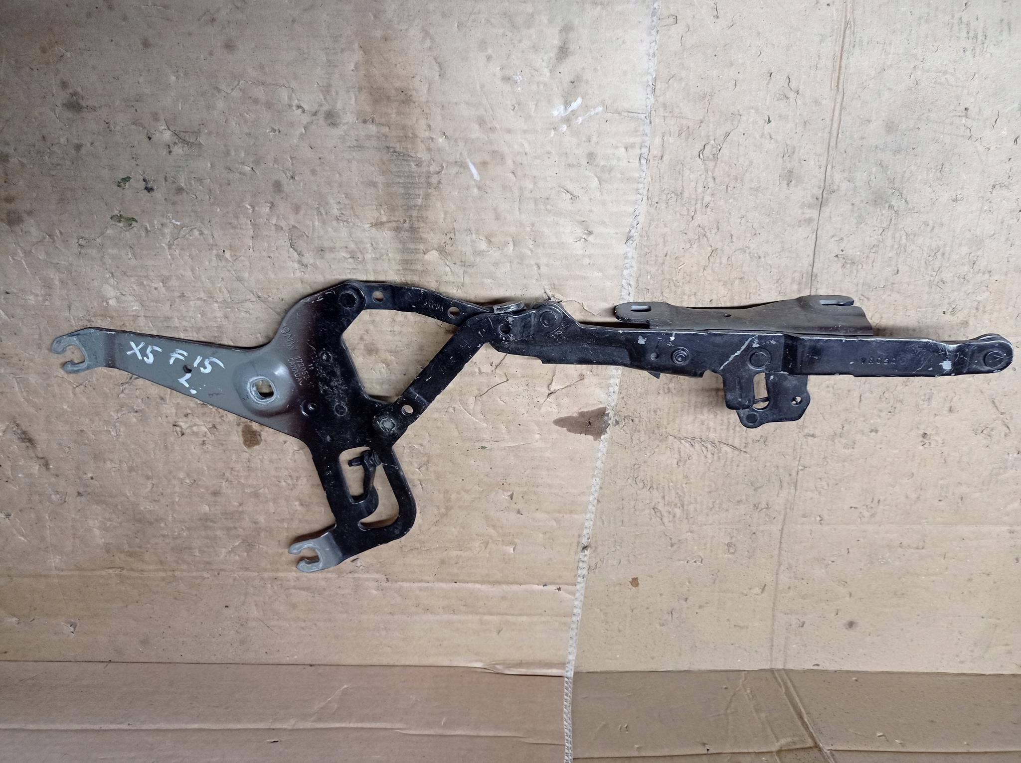 ZAWIAS MASKI LEWY BMW X5 F15