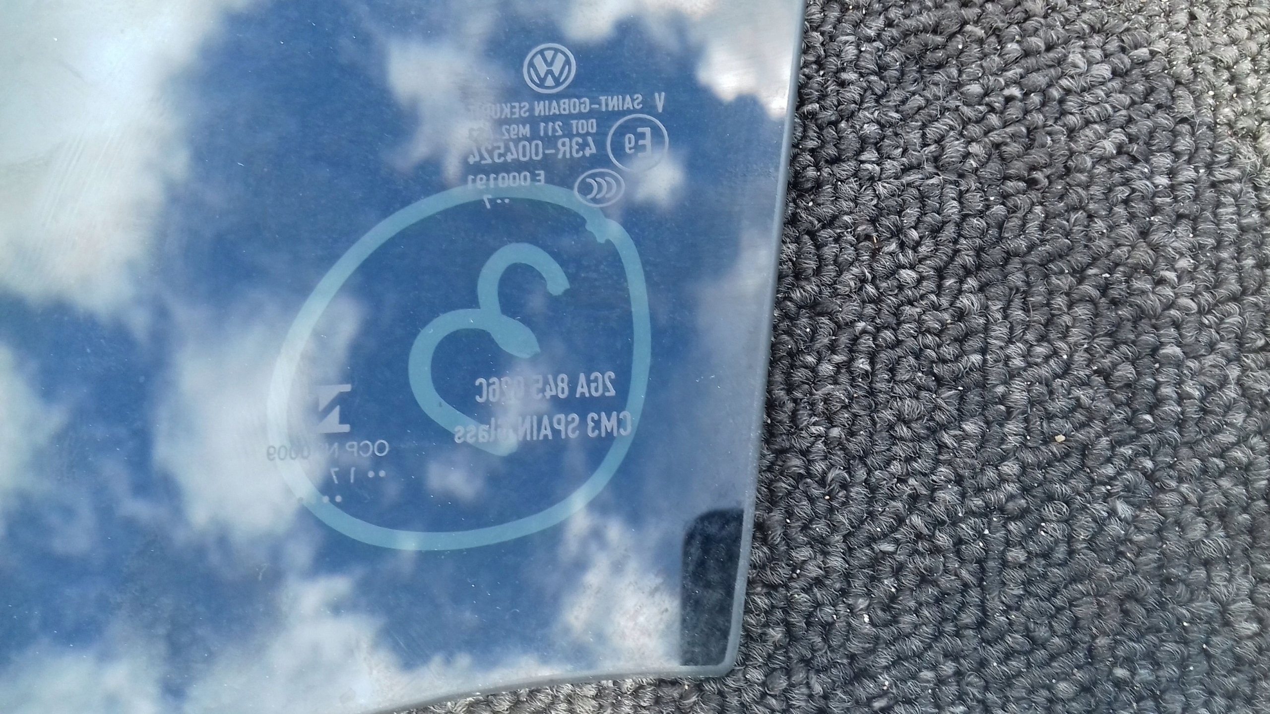 SZYBA DRZWI PRAWY TYŁ VW T-ROC 2017R. CIEMNA Producent części Volkswagen OE