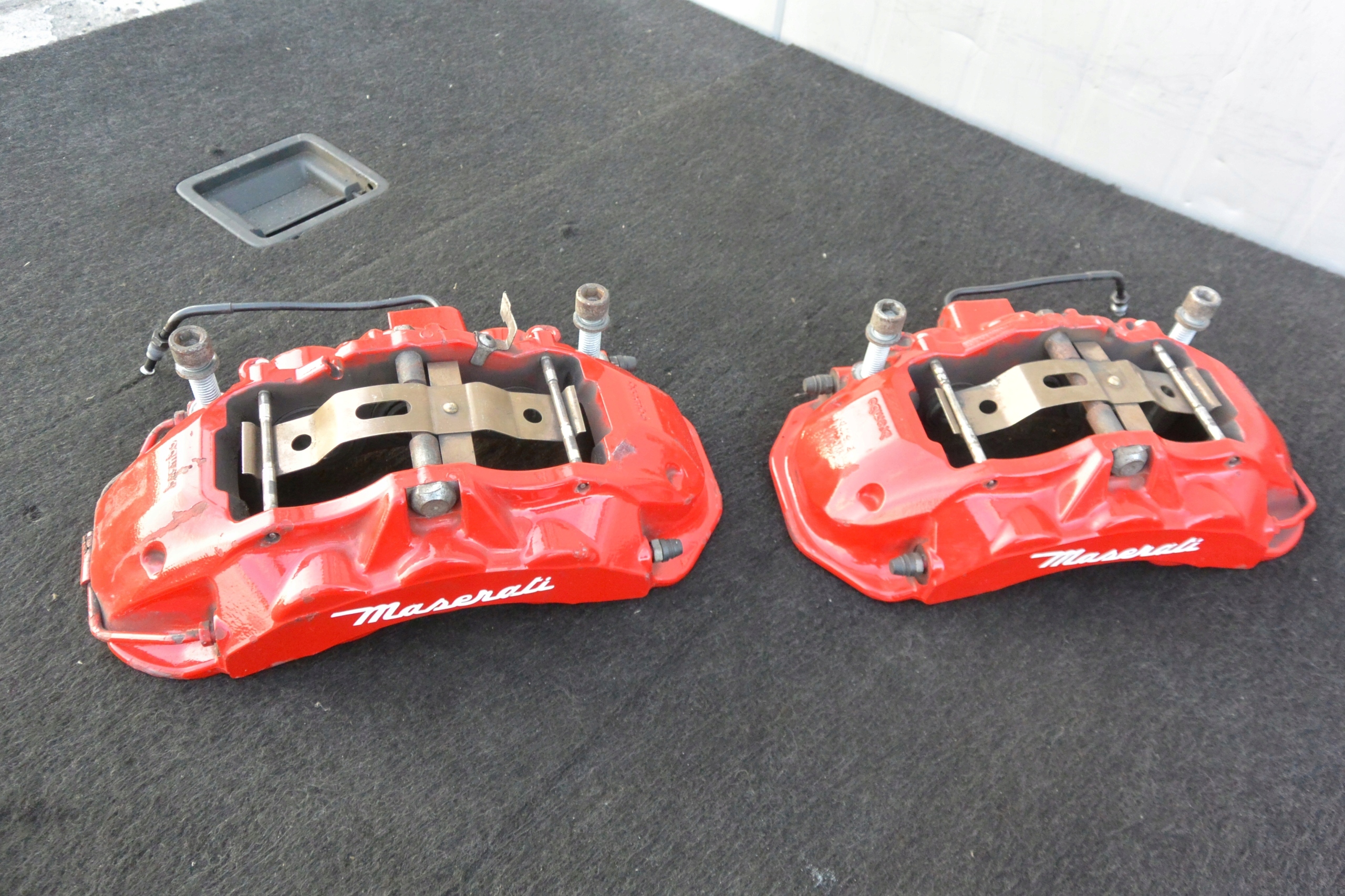 ЗАТИСКАЧІ MASERATI GHIBLI ЛІВИЙ ПРАВИЙ ПЕРЕДНІЙ BREMBO