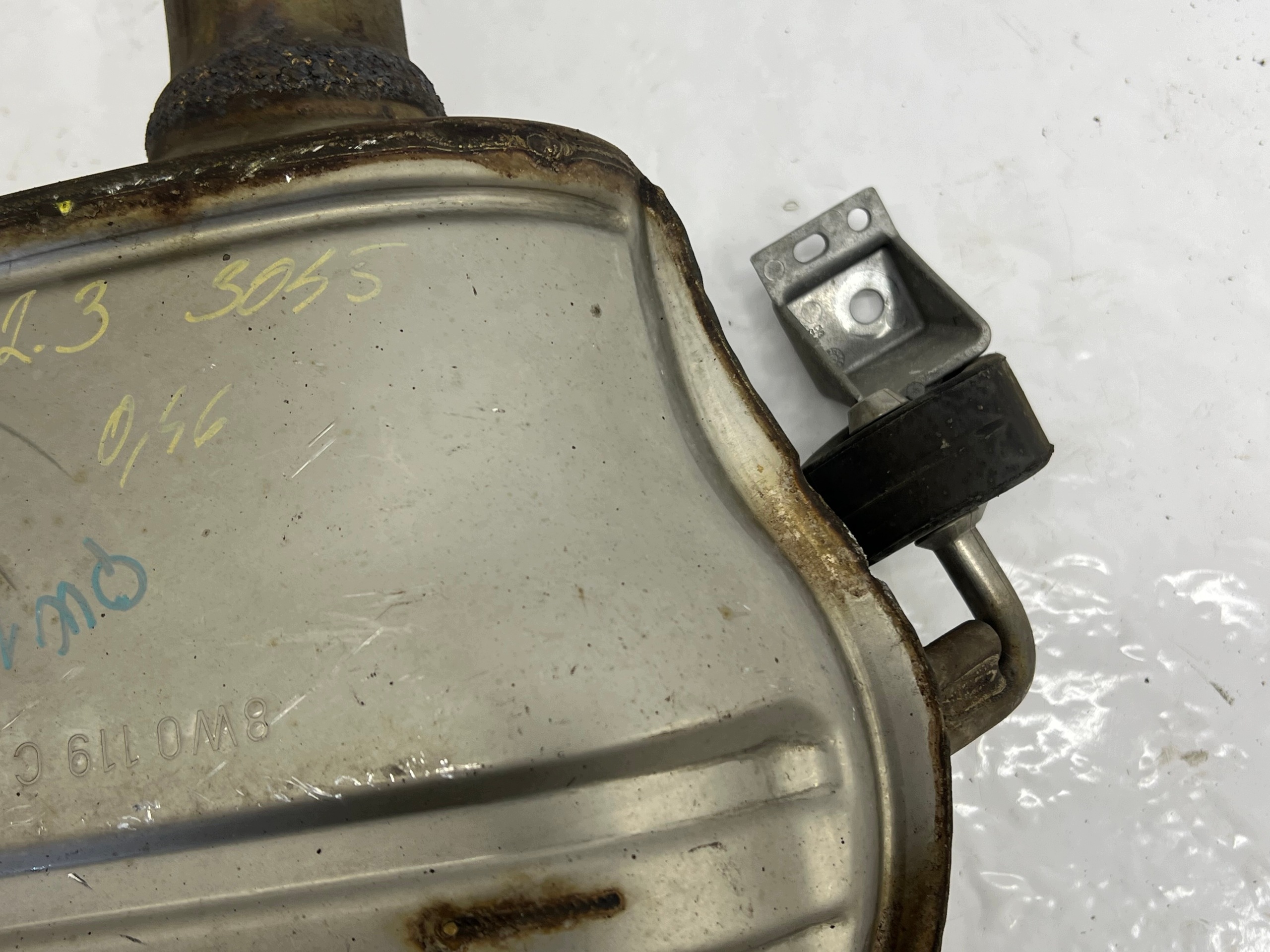 TLUMIK mitte AUDI A4 B9 8W 2.0 TDI 8W0253411D
