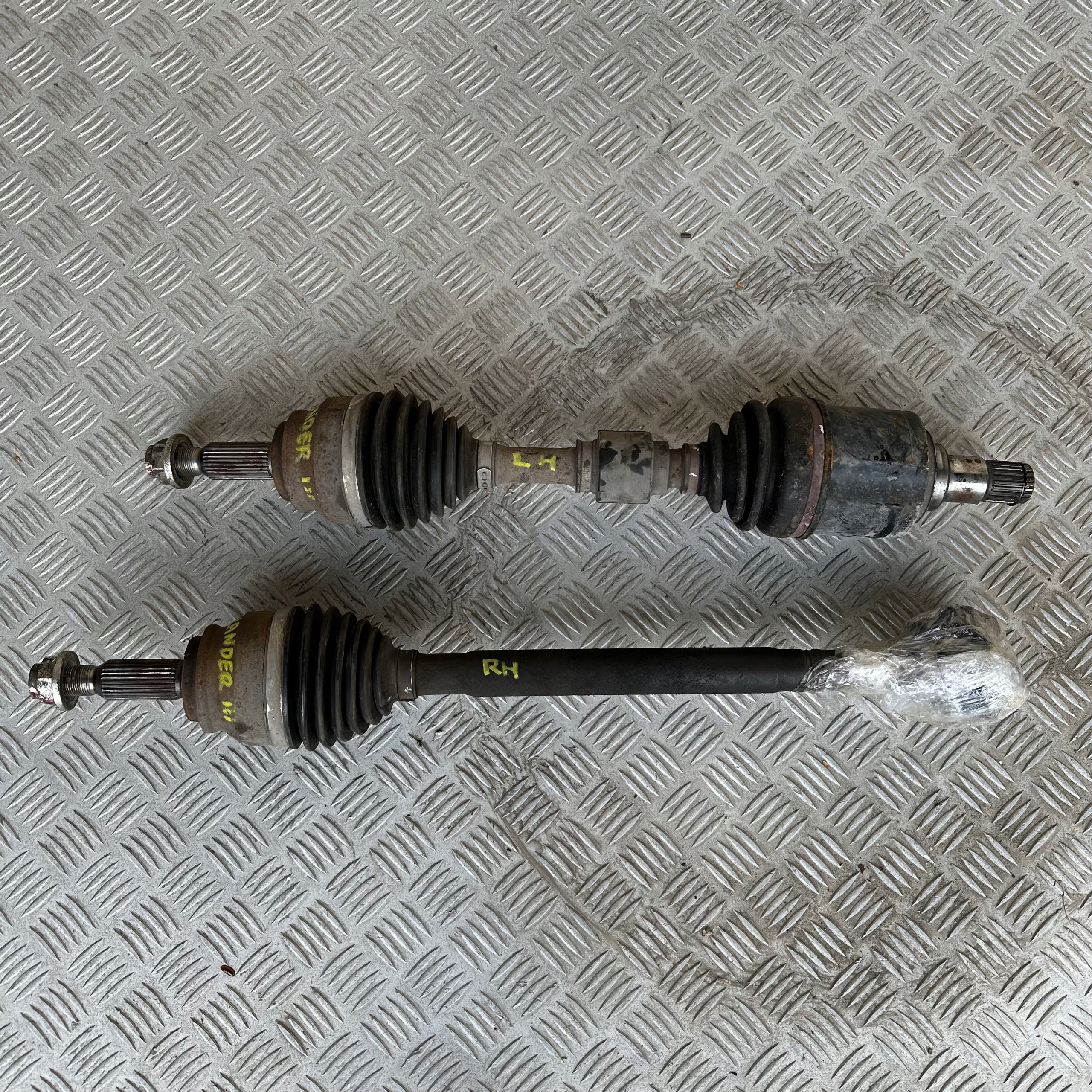 ПІВВІСЬ ПЕРЕДНІЙ ЛІВИЙ ПРАВИЙ MITSUBISHI OUTLANDER III