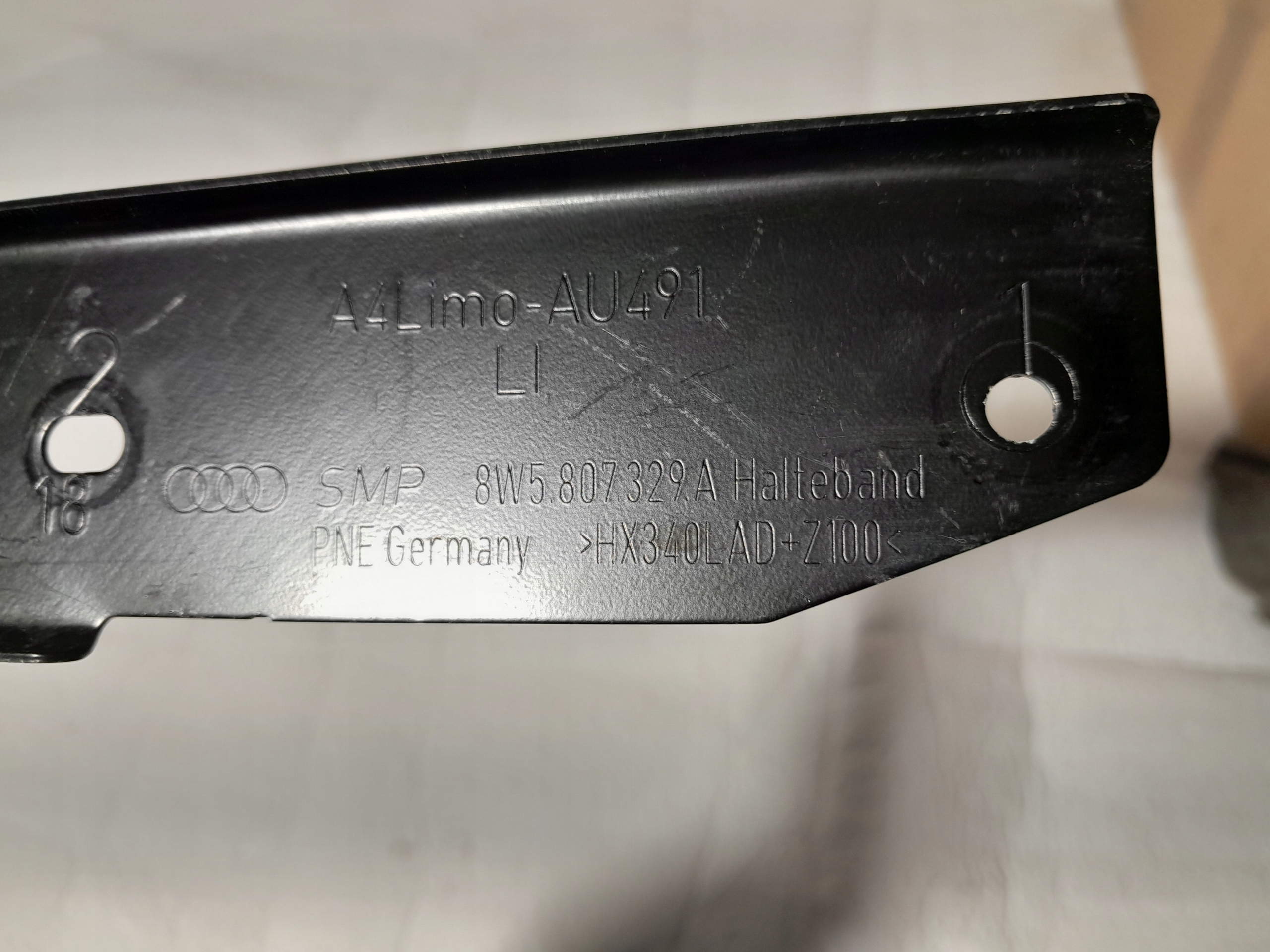AUDI A4 B9 Support Support plaque Pare choc 8W5807329A