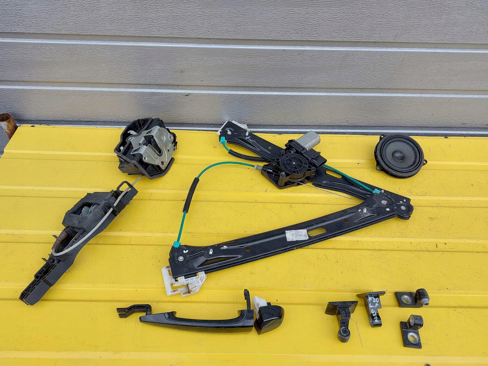 BMW F20 ліва передня дверна ручка механізм петлі