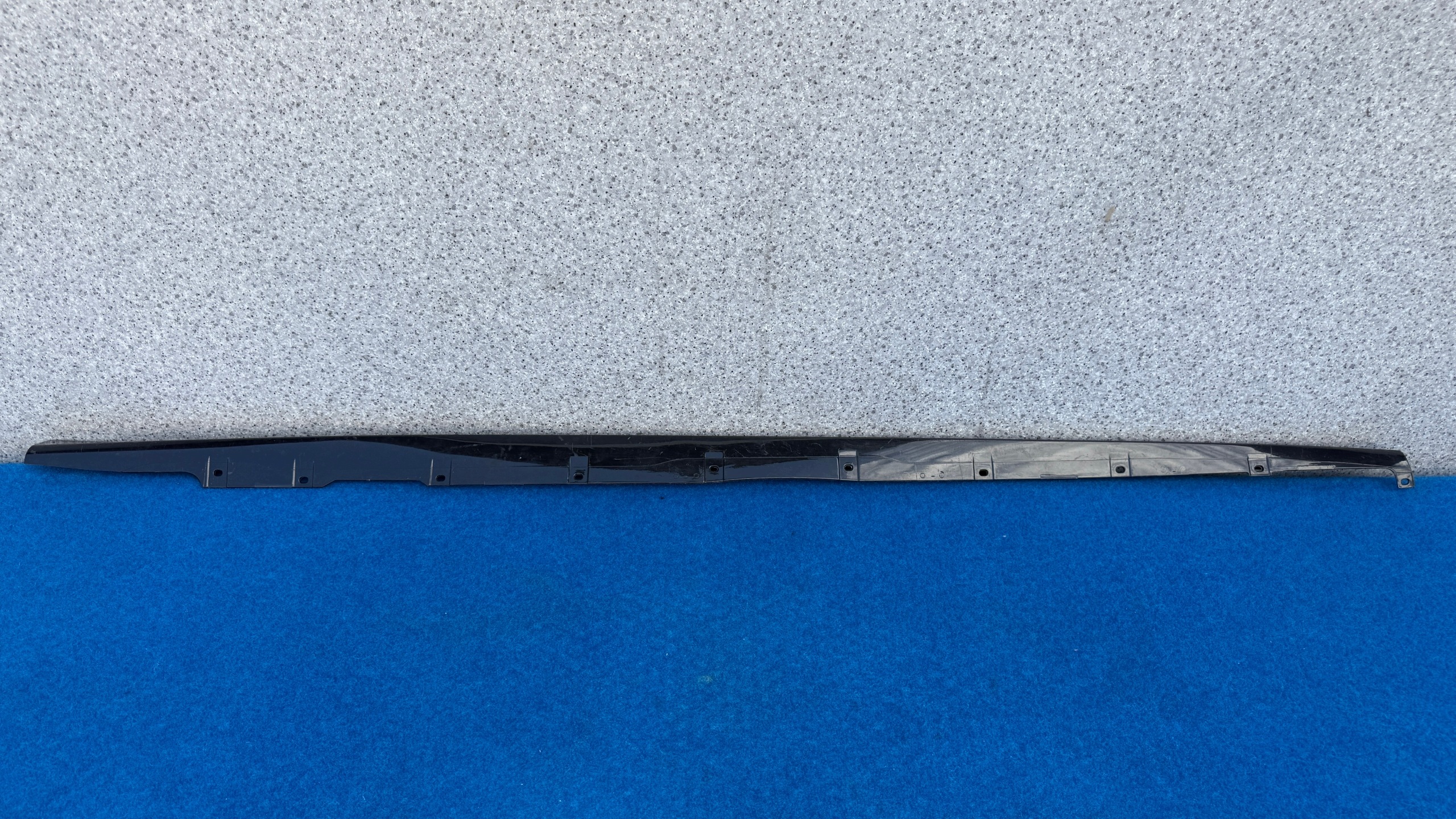 BMW 1 F40 m-packet right moulding for threshold cap central KP19/67