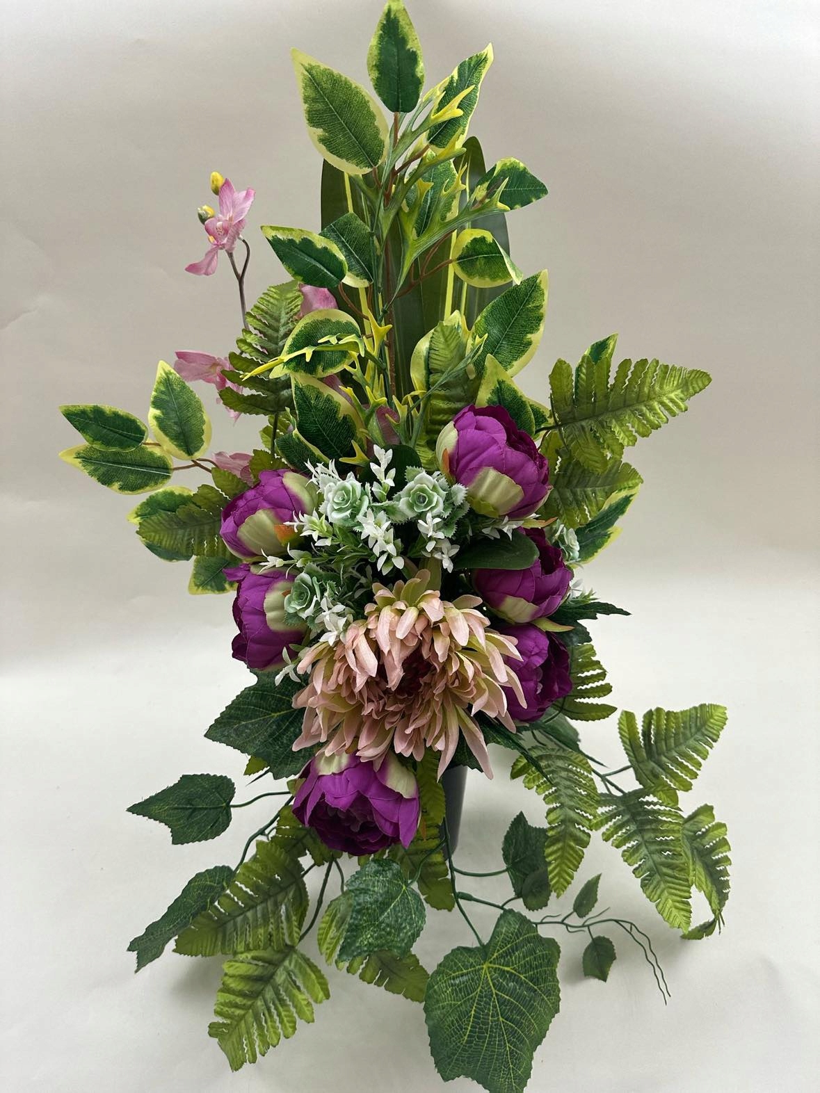 Kompozice Květiny na hřbitovní hrob kytice do vázy umělé květy