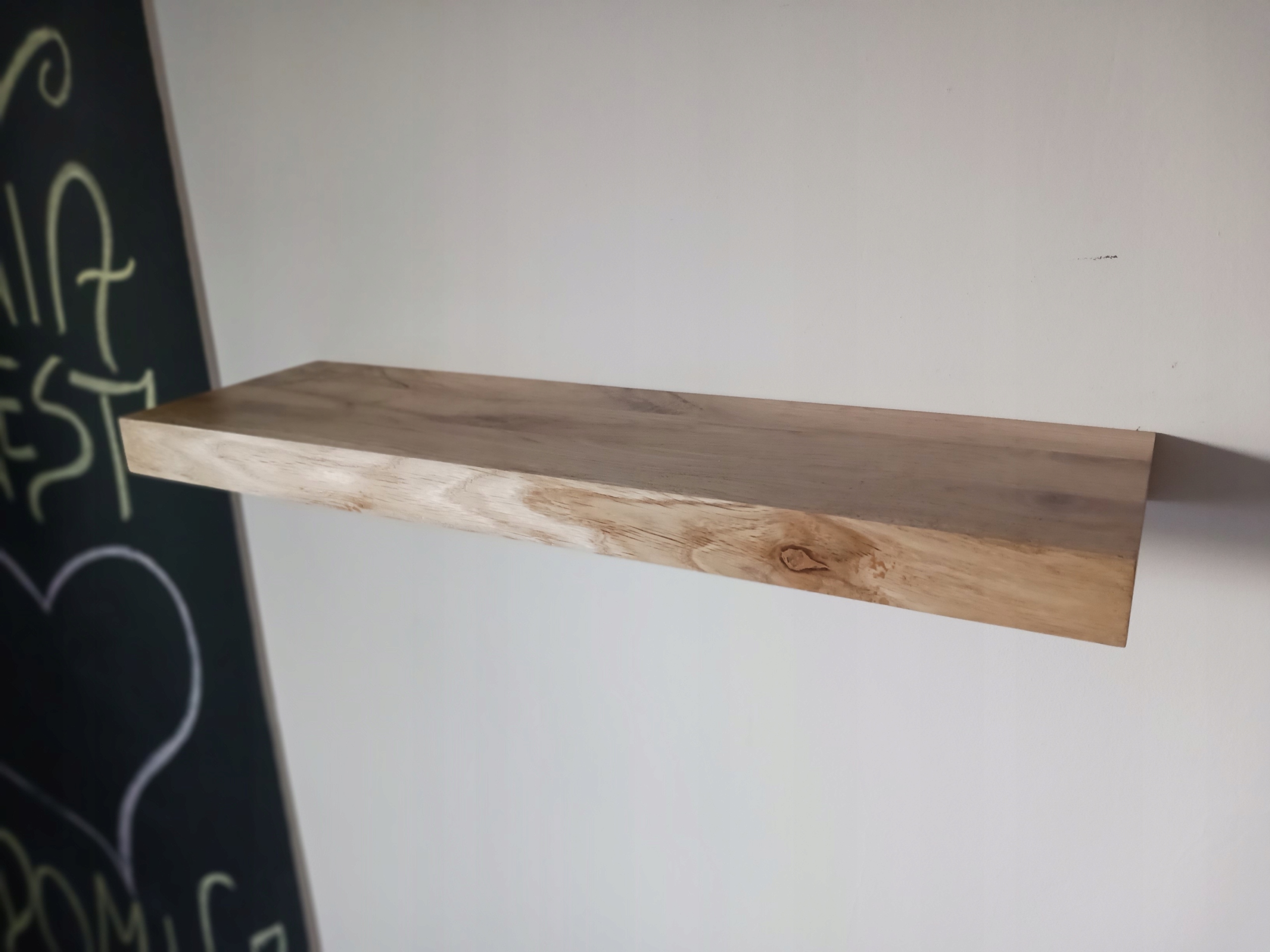 Samovisiaca polica dub rustic 90 cm