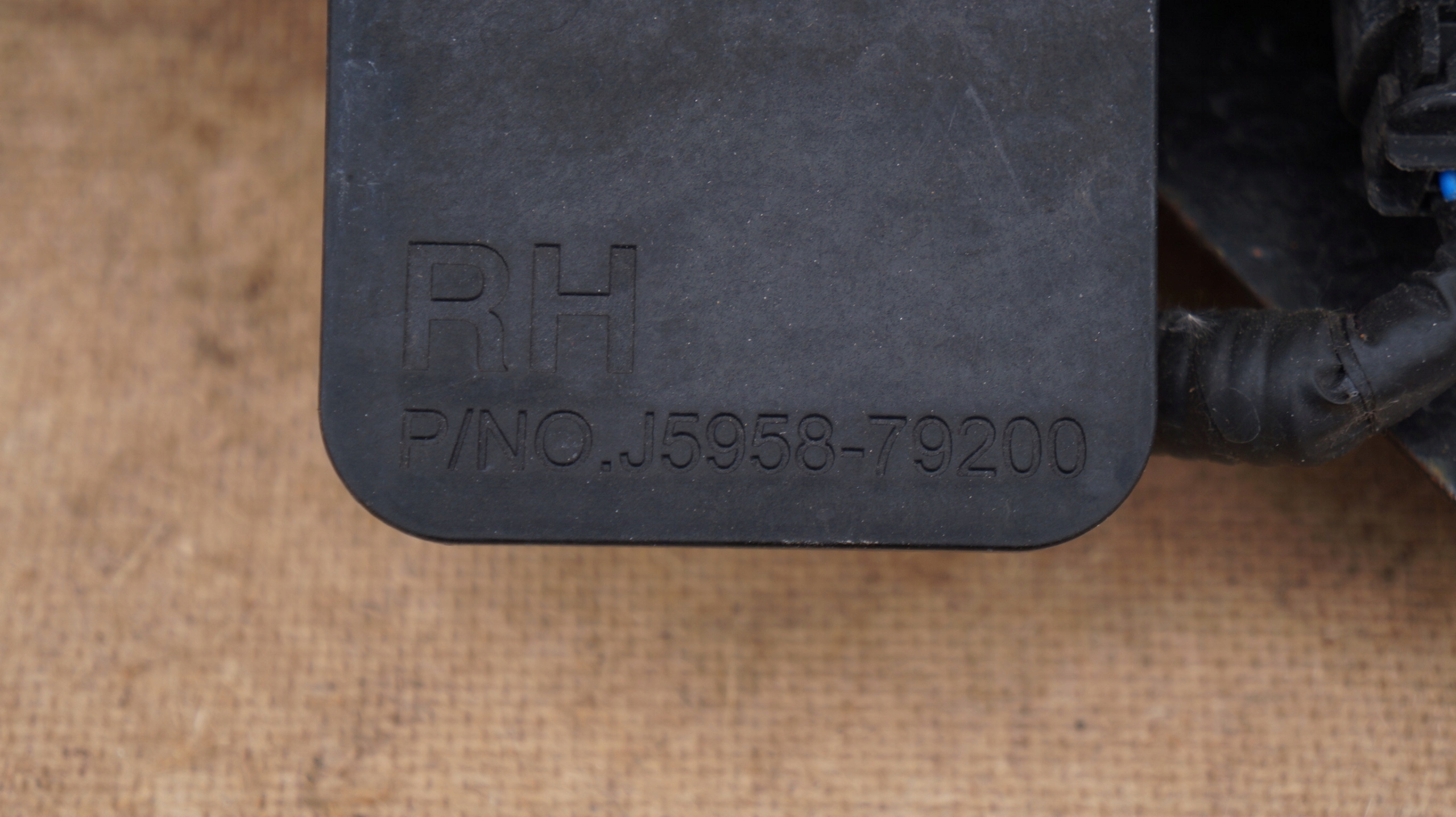 KIA STINGER RADAR CZUJNIK MARTWEGO POLA PRAWY TYŁ 95821-J5000 Producent części Kia OE