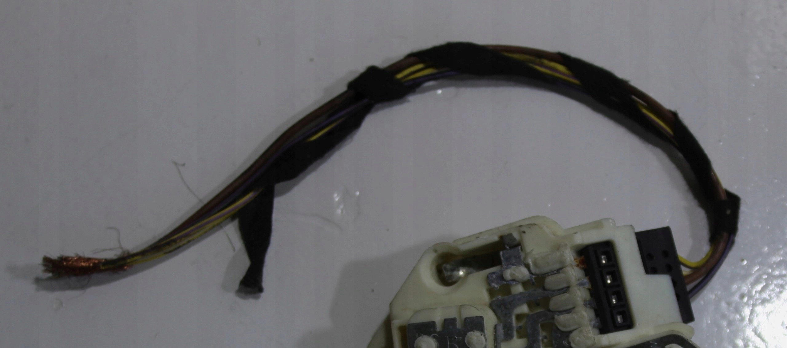 KOSTKA WTYCZKA LAMPY TYŁ W KLAPĘ BMW E91 LIFT