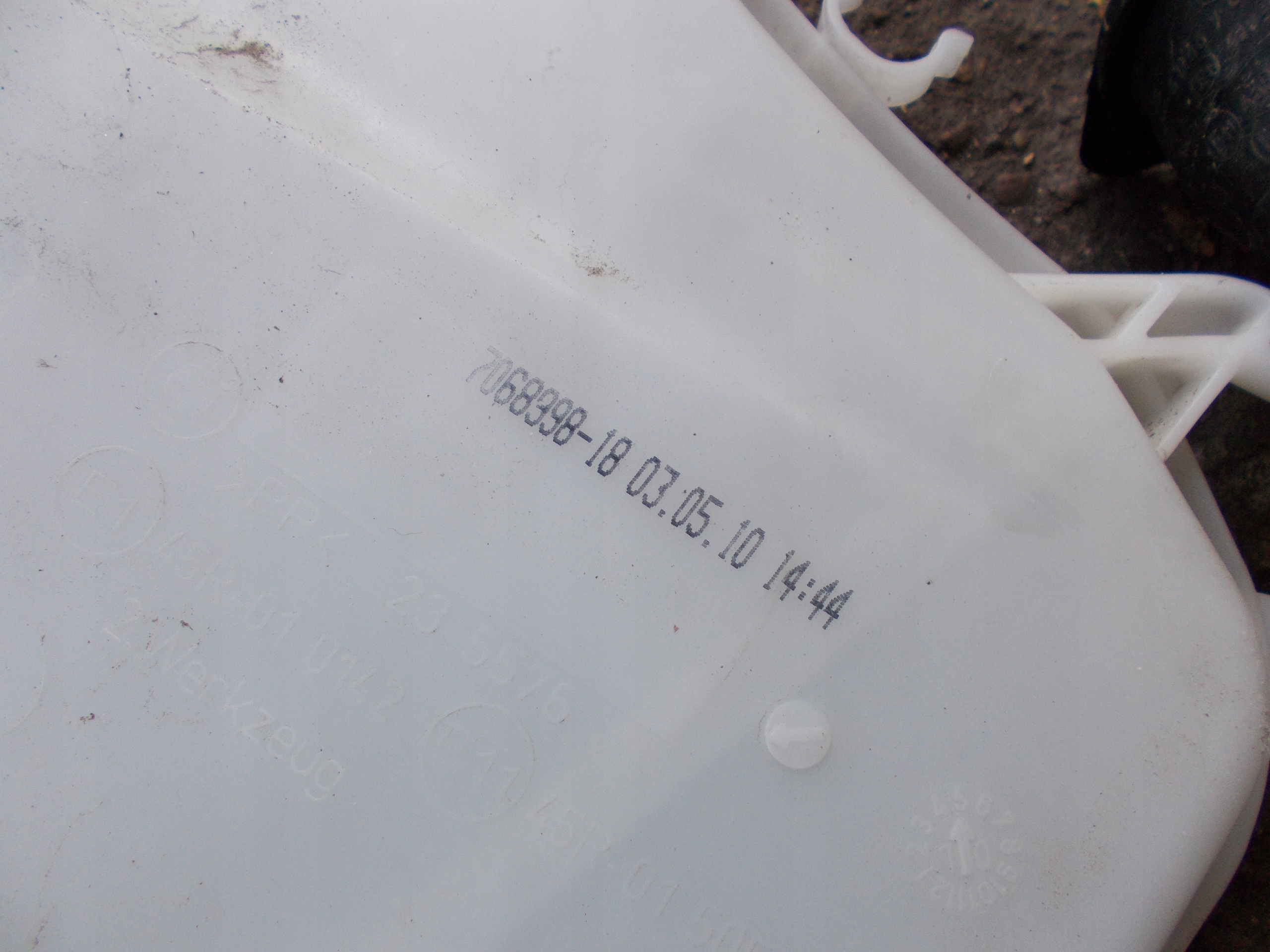 BMW E91 2.0 D 10R washer fluid tank 7068998