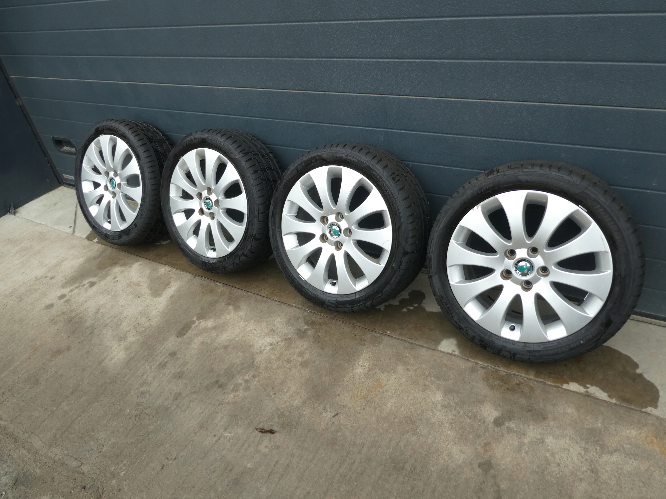 4X wheels discs tyres VW 3T0601025B SKODA 2020R