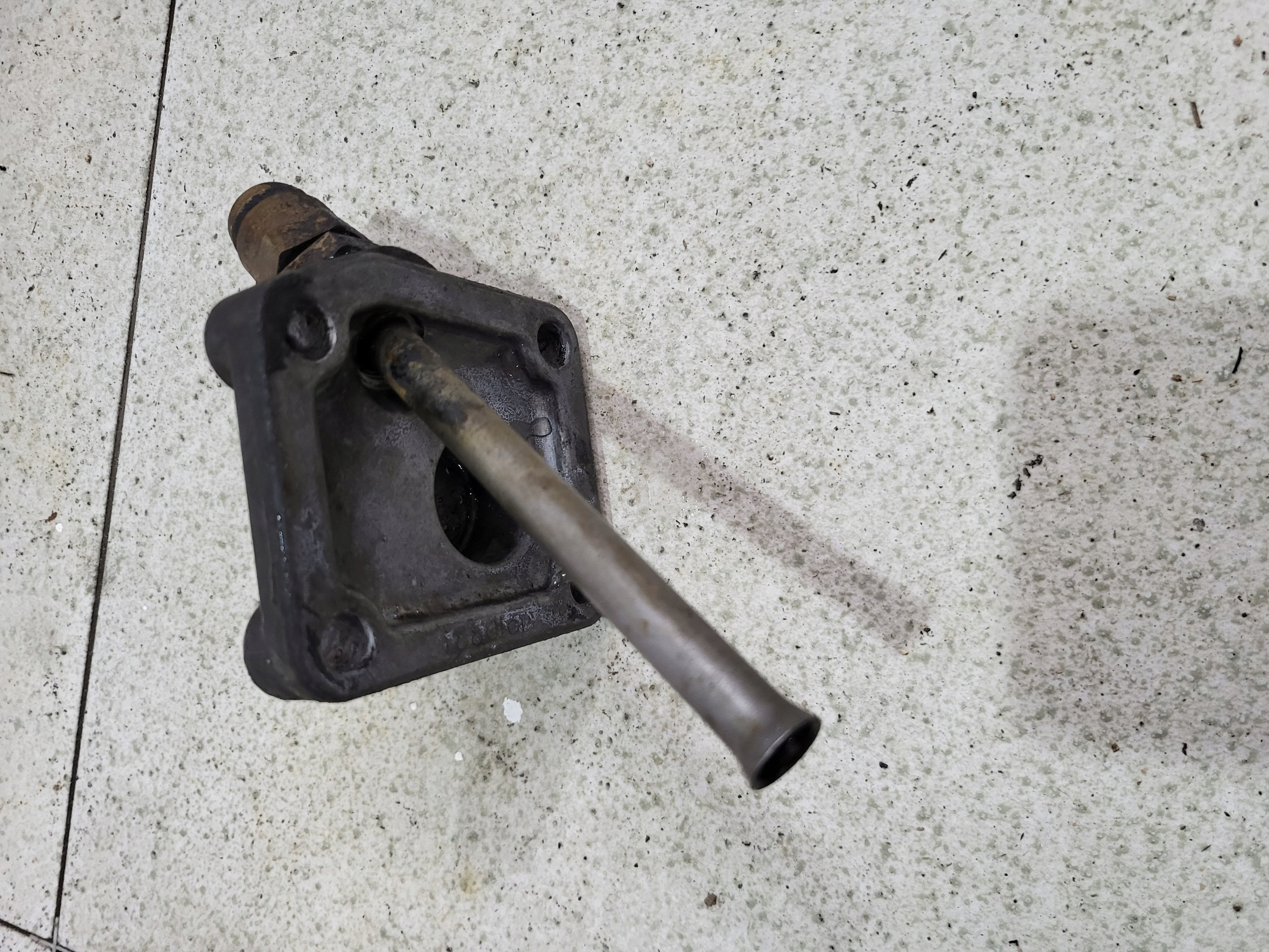 Króciec Wlewu Oleju Miarka Scania R 1433035 Producent części Scania OE