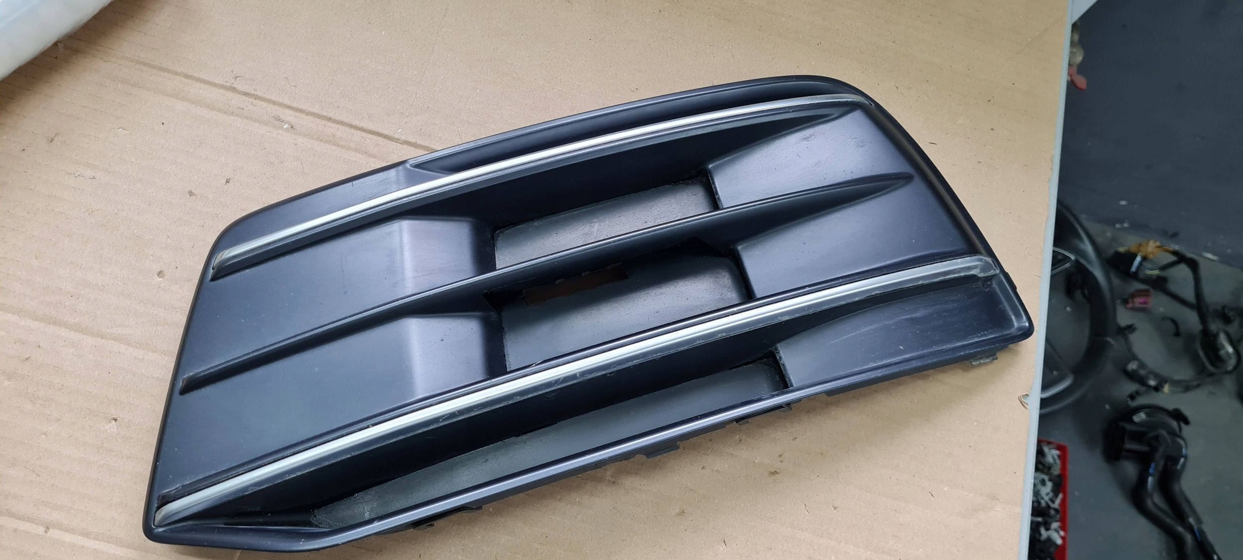 Q5 80A grid of a bumper left left front front 80A807679D 80A807681B