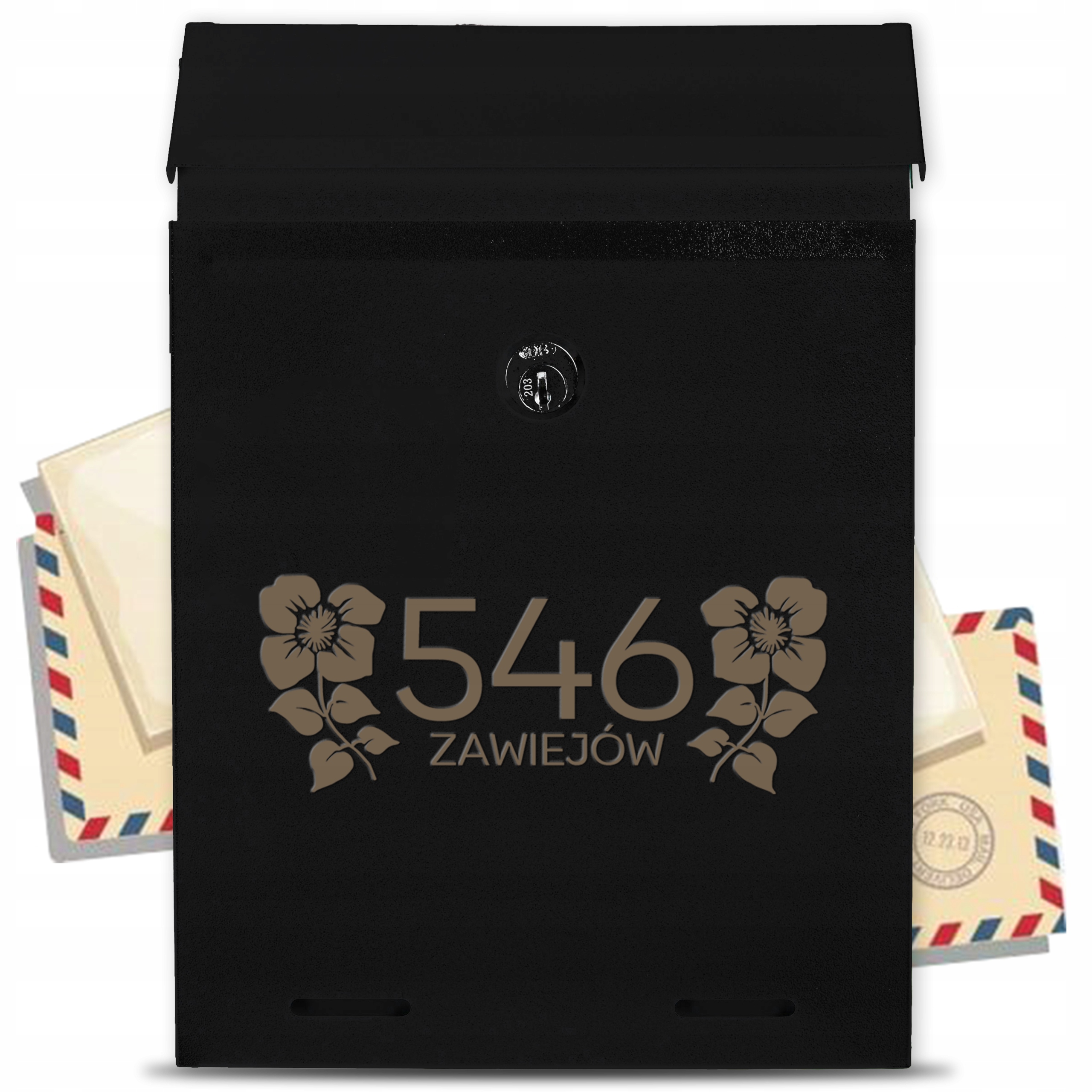 Černá poštovní schránka s personalizovanou adresou a gravírovanými vzory