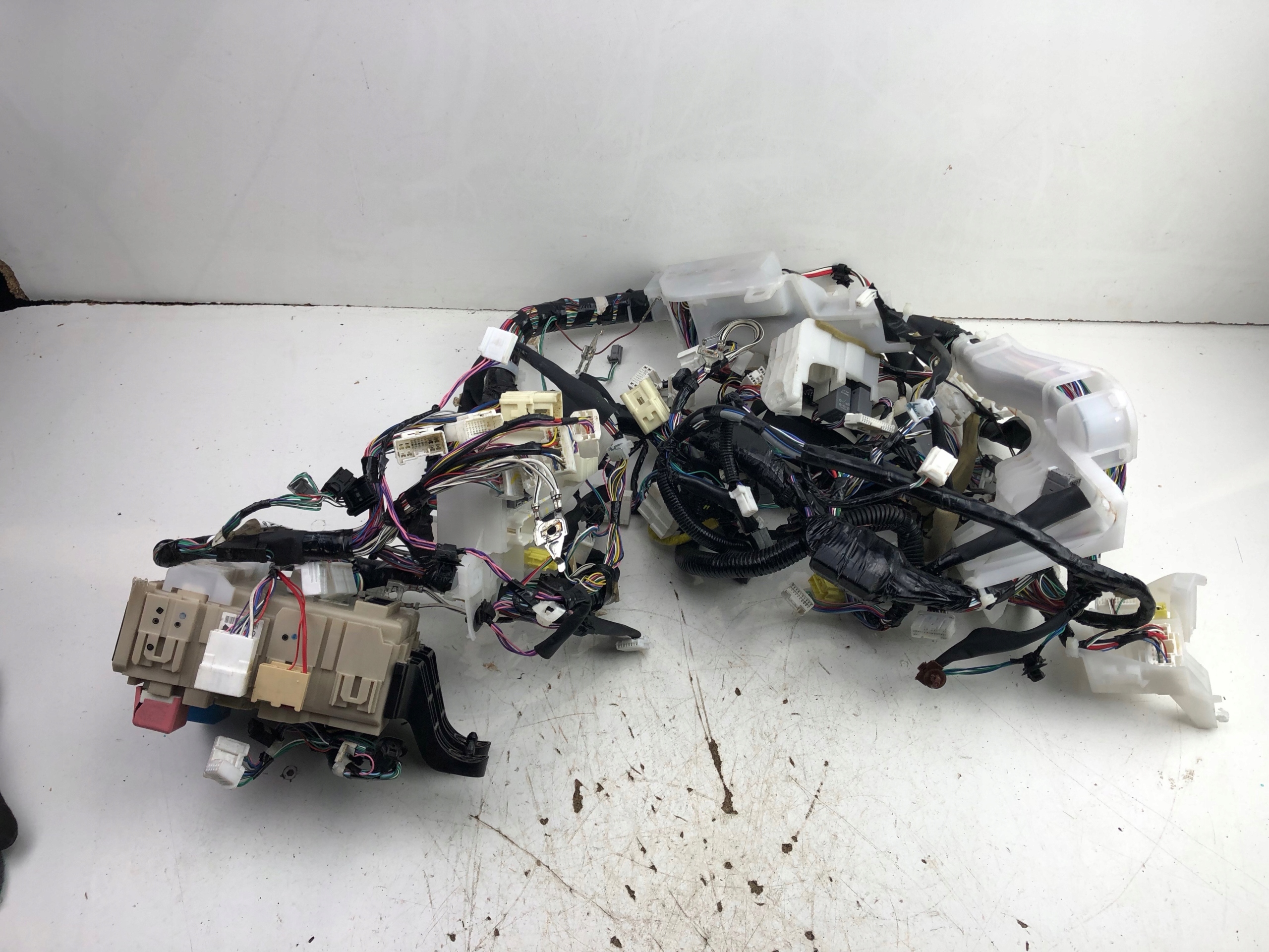 82730-05C70 - Toyota AVENSIS T27 жгут проводов моторного отсека BSI