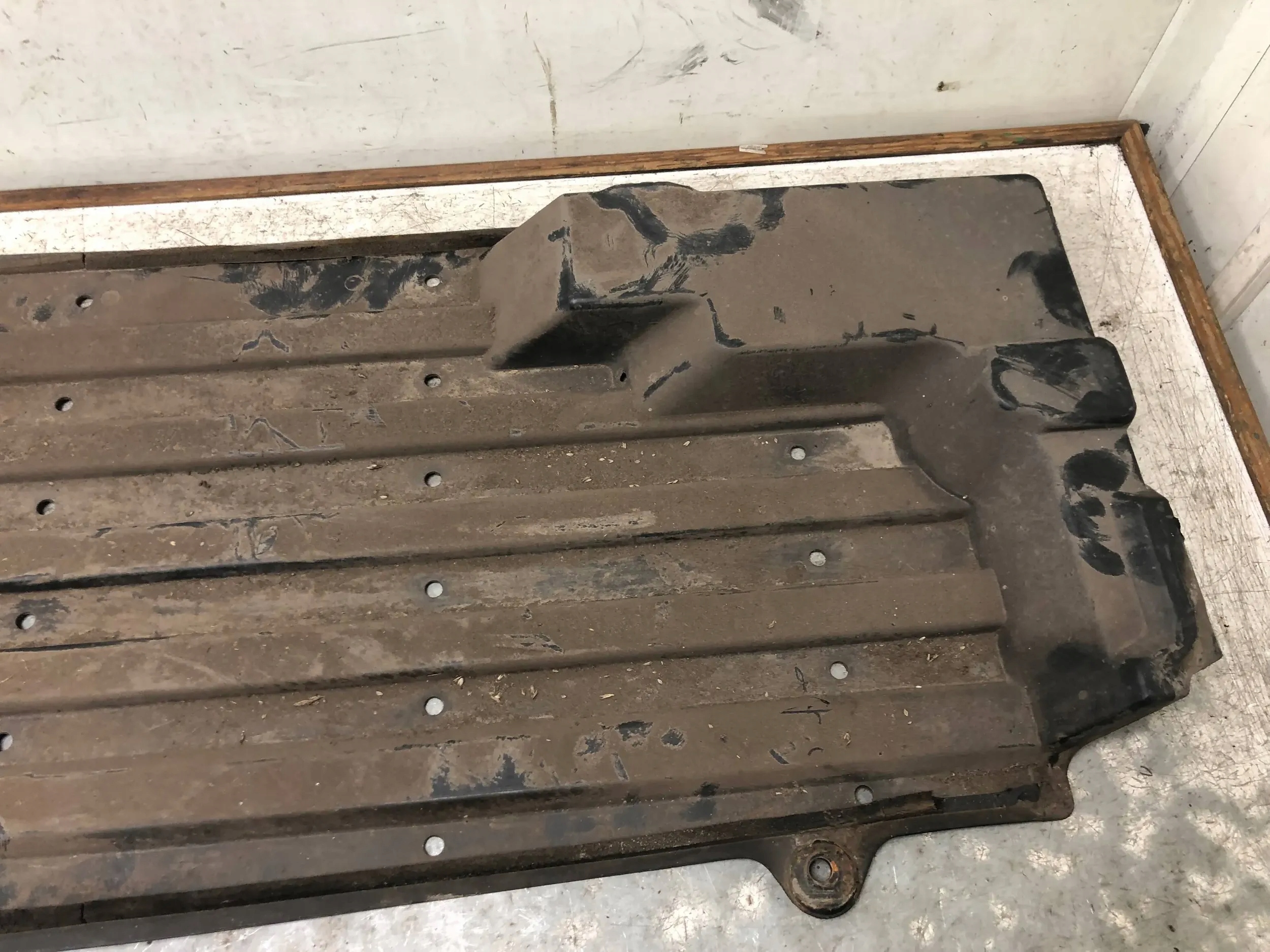 cover chassis left MAZDA 5 C235-56371