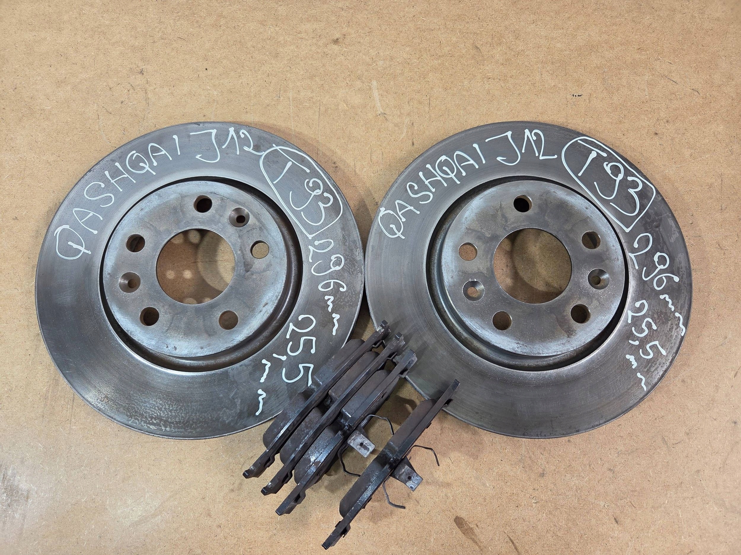 Nissan Qashqai J12 discs brake front + plates (T93)