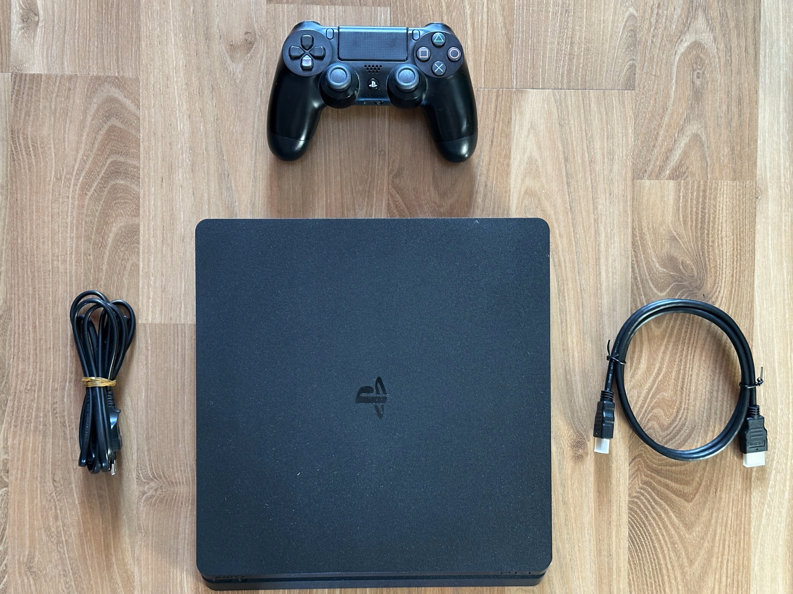 KONSOLA PS4 SLIM 500GB + PAD EAN (GTIN) 0711719388876