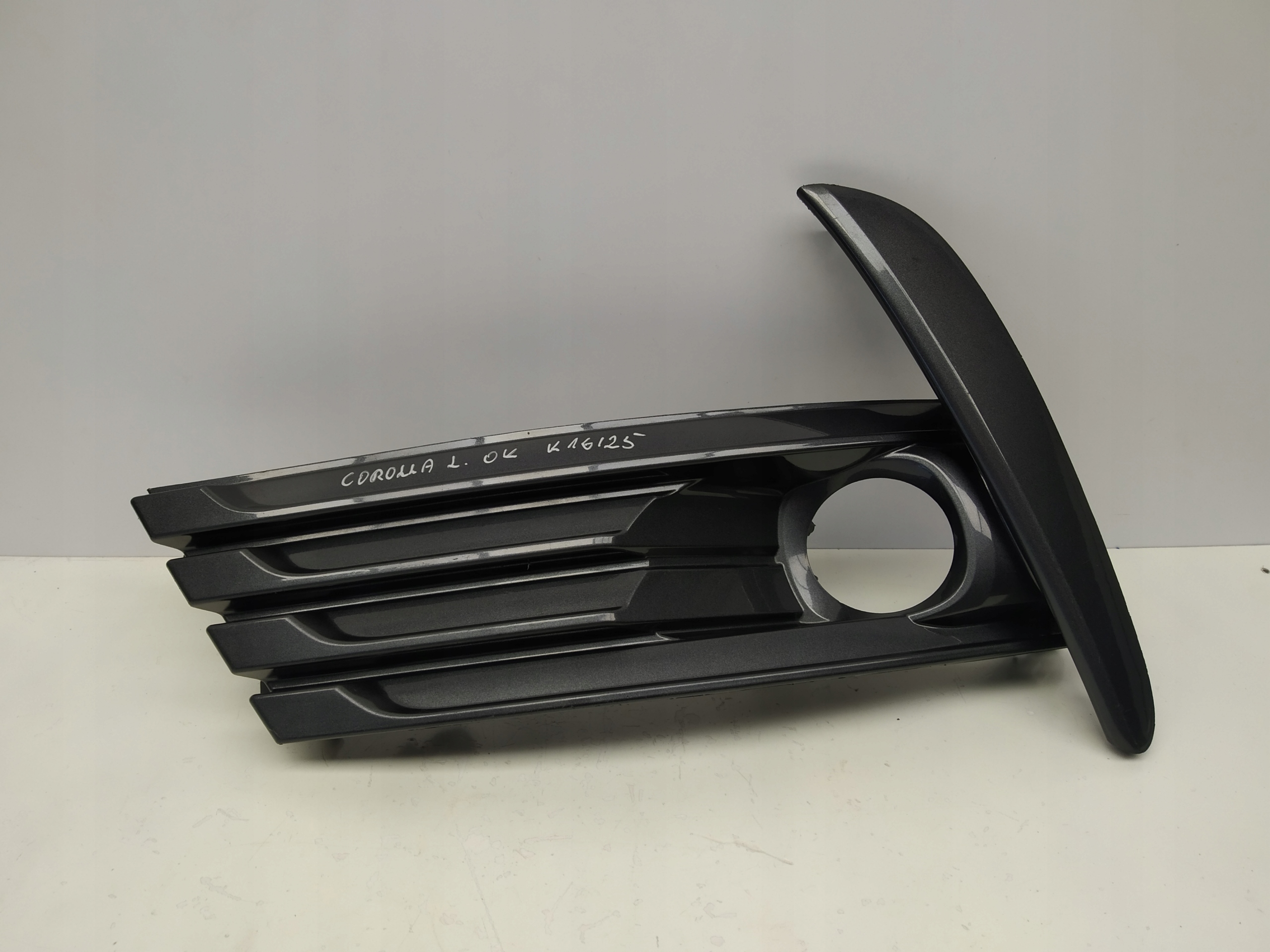 16r- 19r Toyota Corolla E16 lift grid spoiler left of a bumper front OM OM