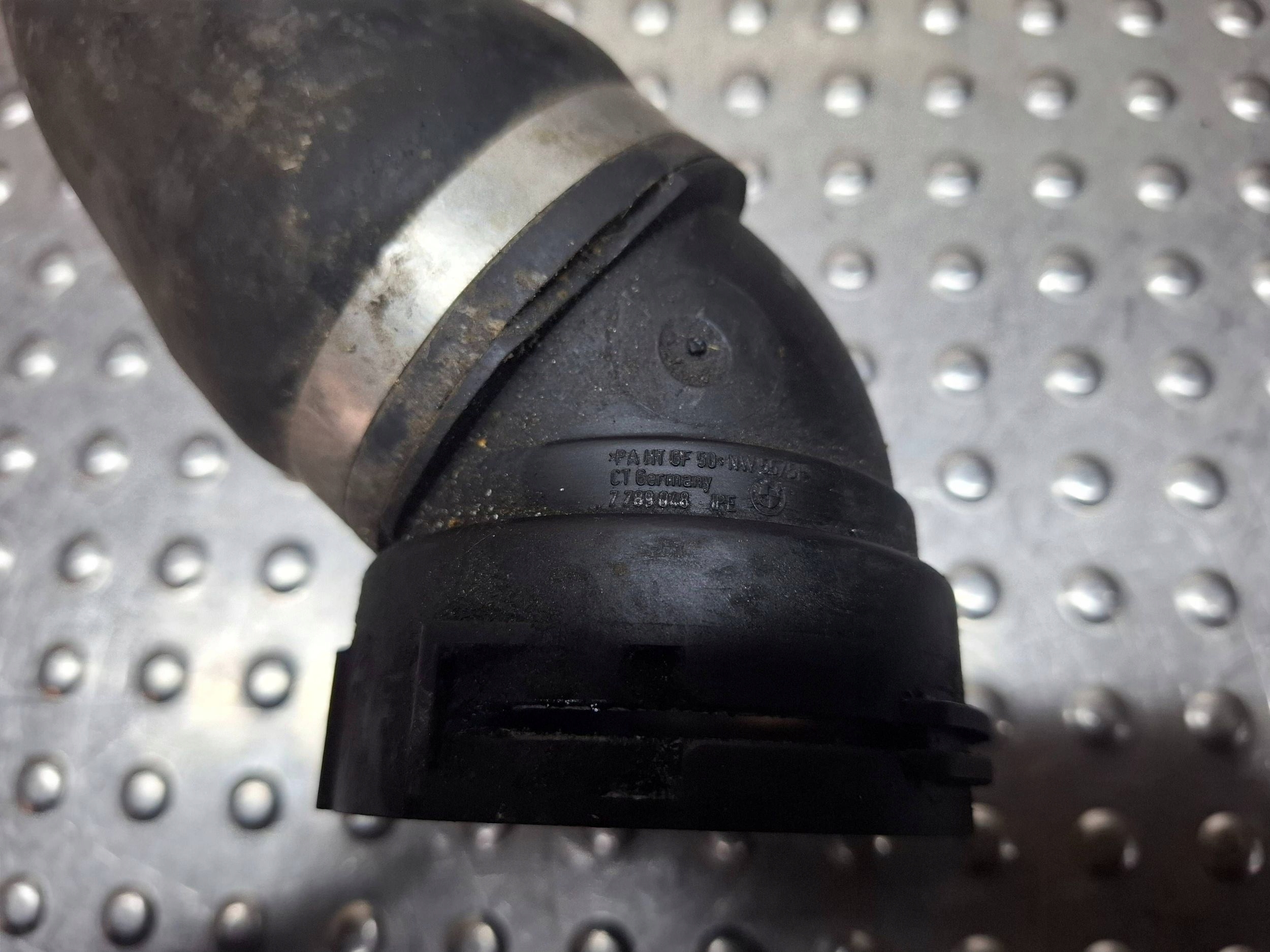 vedení hadice intercoolera 7792490 BMW 5 E60 E61 256D2