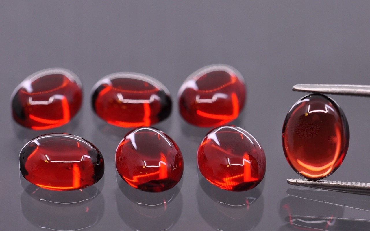 Granát Almandyn Aa kabošon ovál 9x7 mm