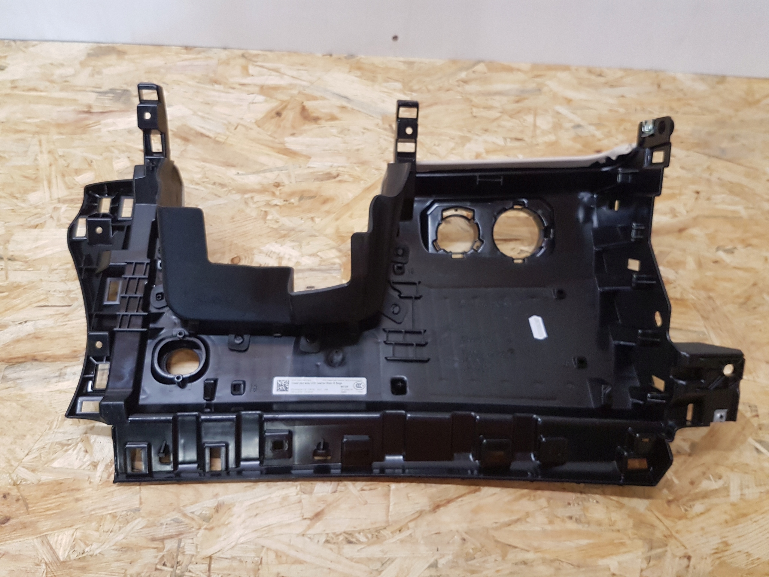 cover below KONSOLE MASERATI LEVANTE 670043350