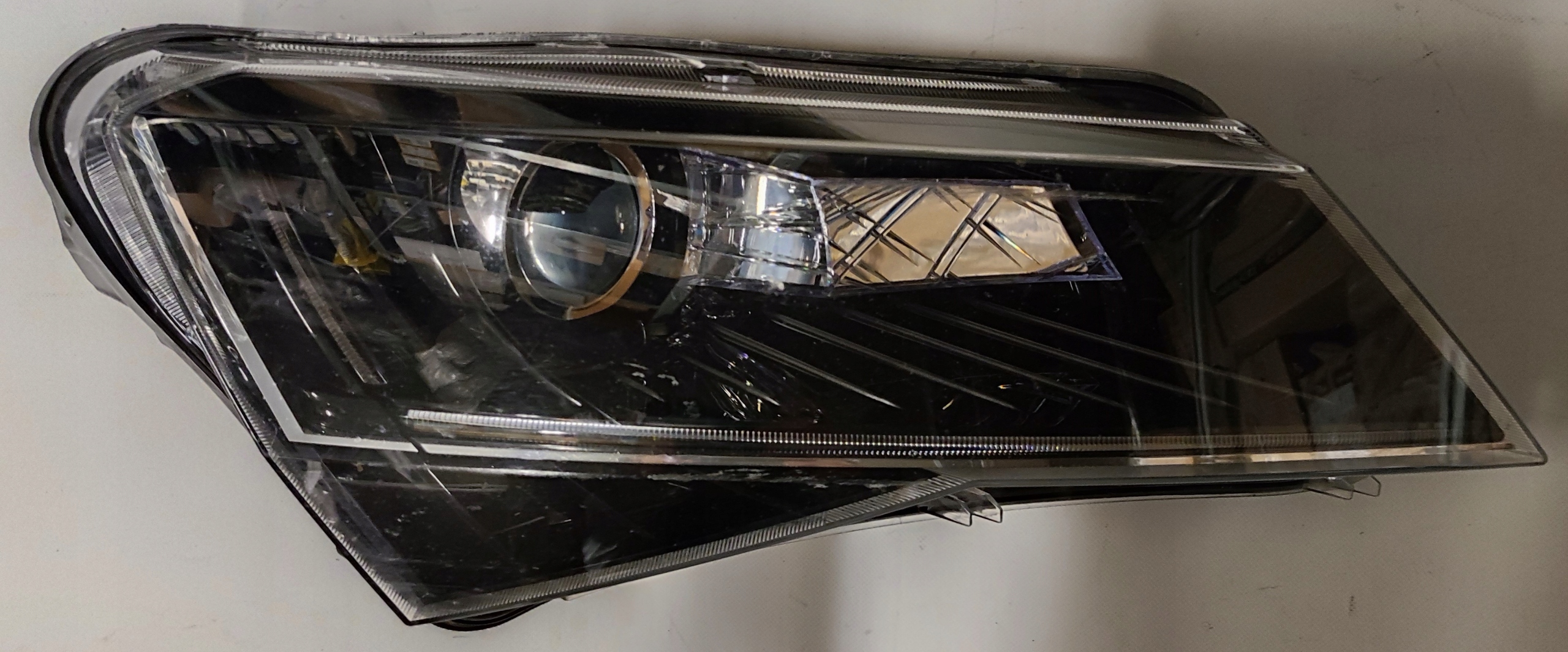 ФАРА ПРАВА ПЕРЕДНЯЯ ПРАВЫЙ ПЕРЕД БИ КСЕНОН SKODA SUPERB III 3v1941016a