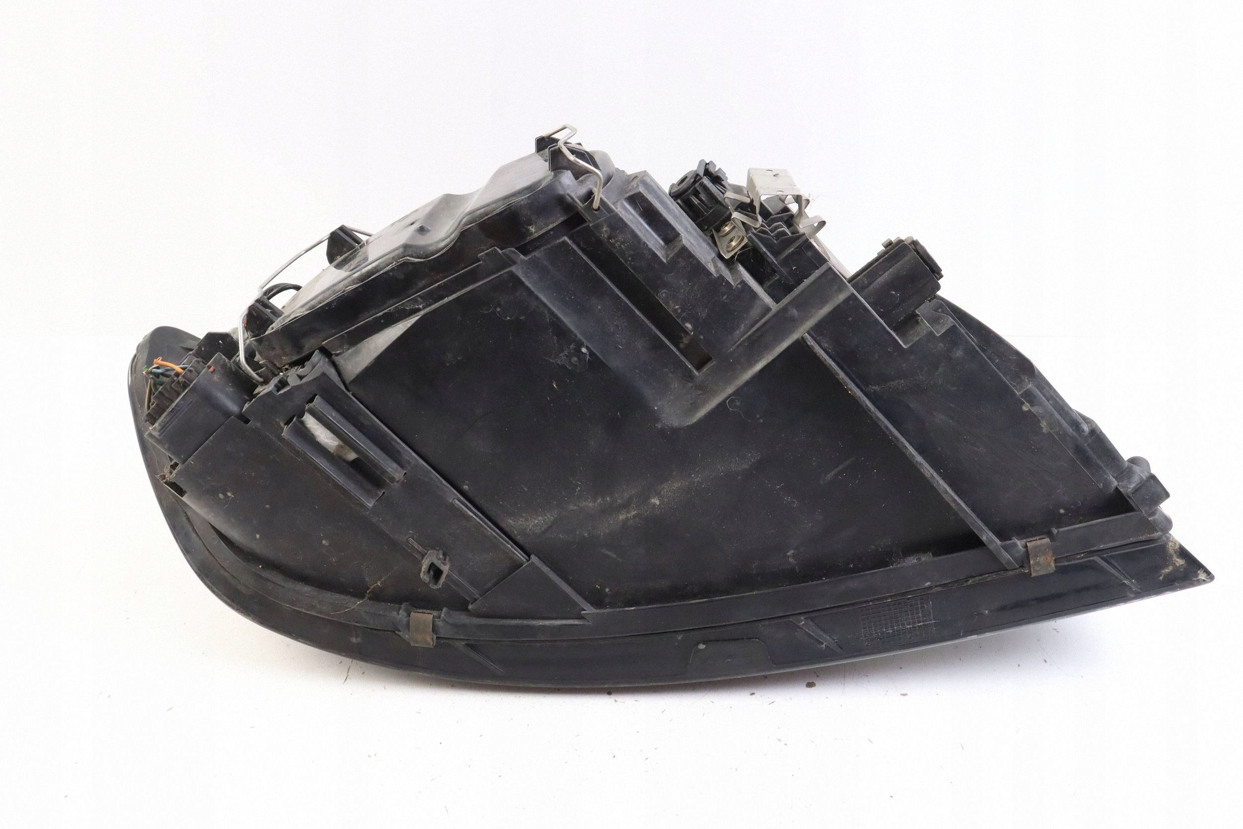 VOLVO V50 and light front left front 31335221 0301198203 EUROPA