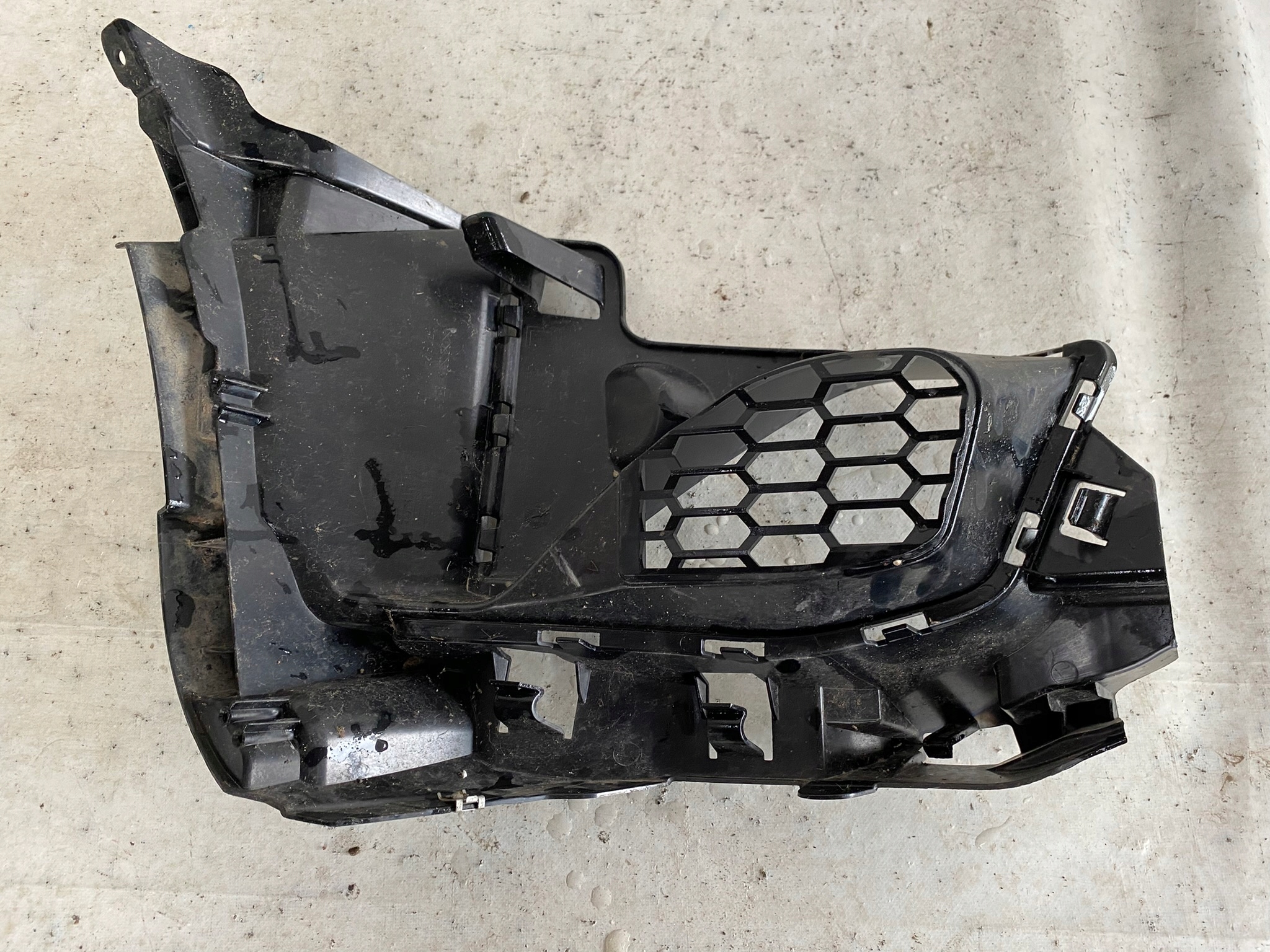 BMW M2 F87 13- grid of a bumper front left 8067021