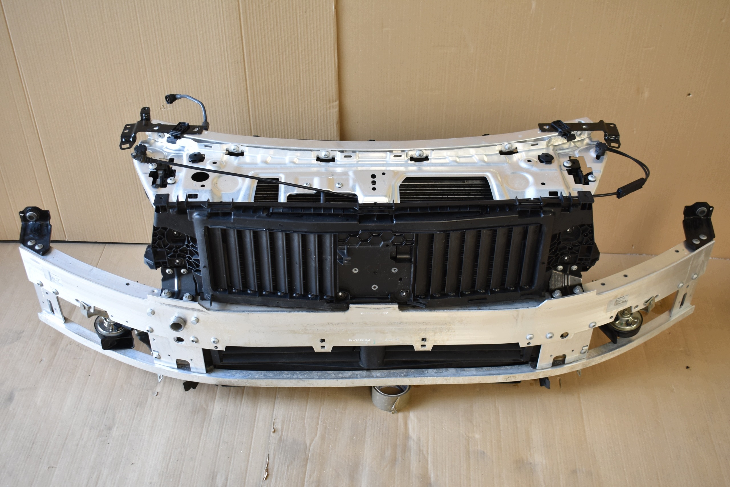 perfect condition KPL front panel, wall radiator MERCEDES W214 hybrid 300De 1