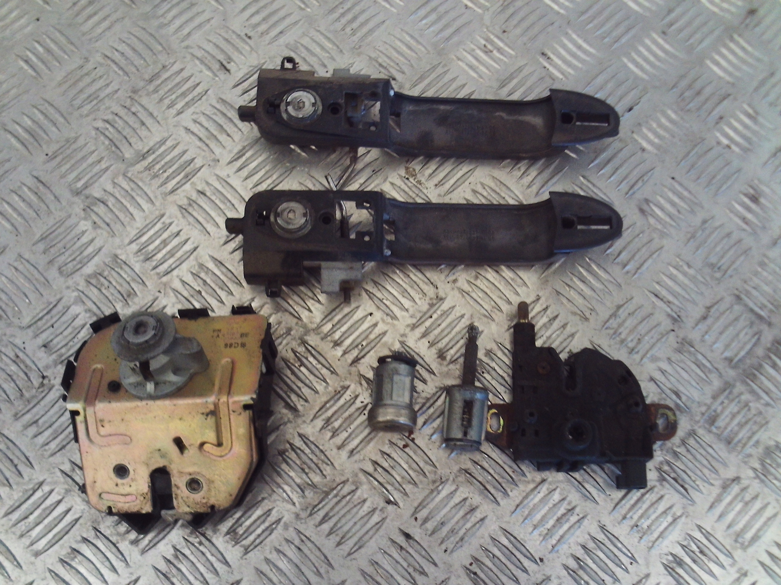 КОМПЛЕКТ ВСТАВОК FORD KOCUS MK1 УНИВЕРСАЛ КОМПЛЕКТ