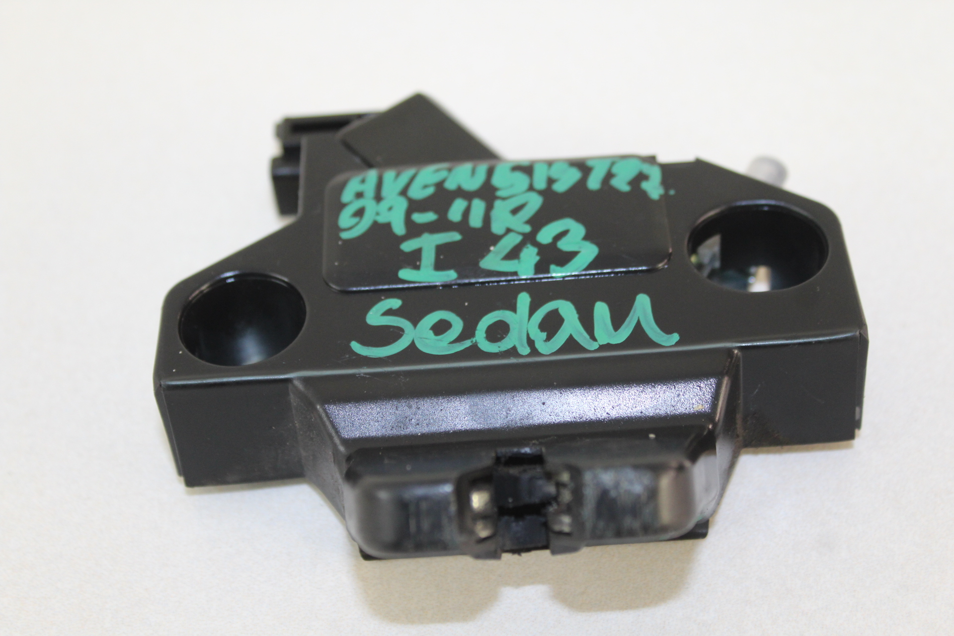 Замок закрылка задний TOYOTA AVENSIS T27 седан 09-11R