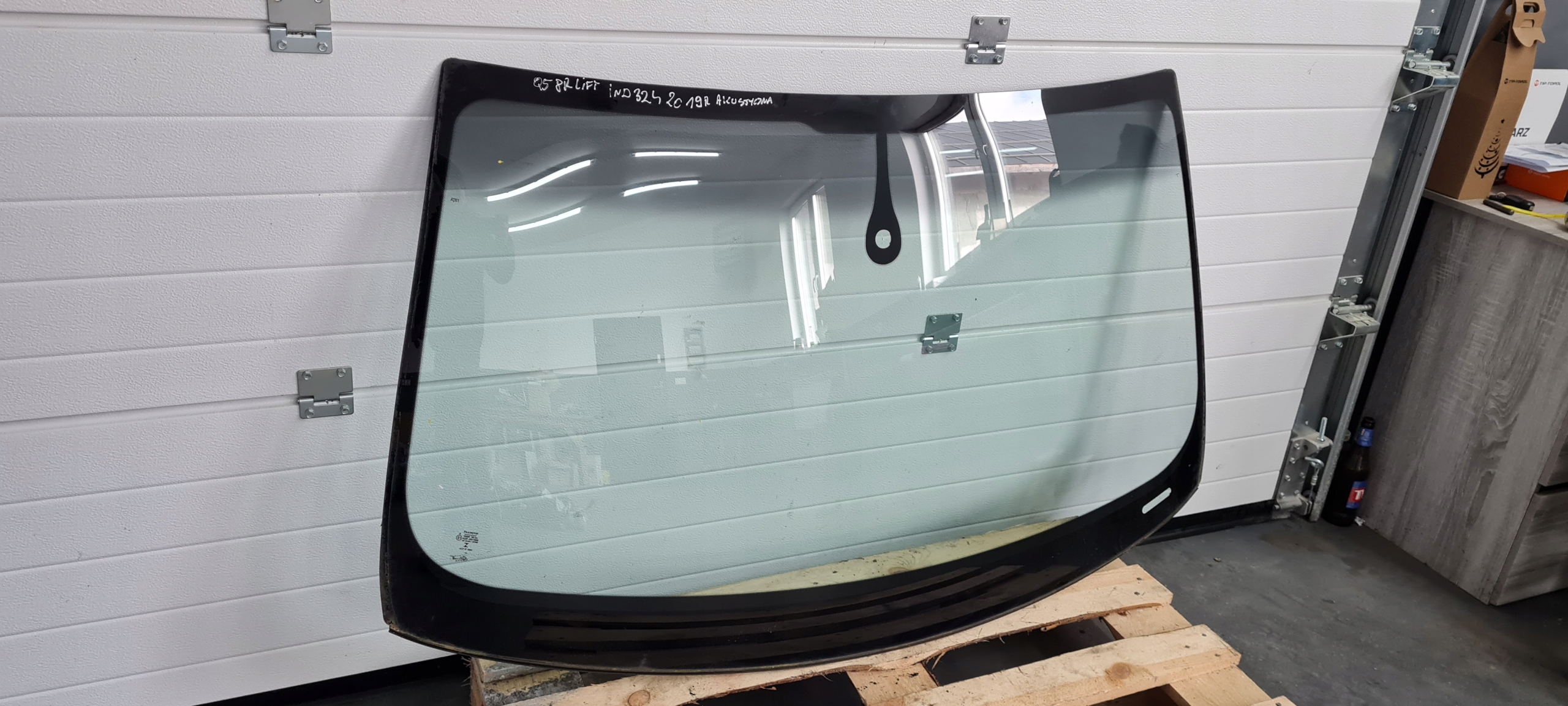 Q5 8R LIFT SQ5 window front iron below SENSOR PILINKTON