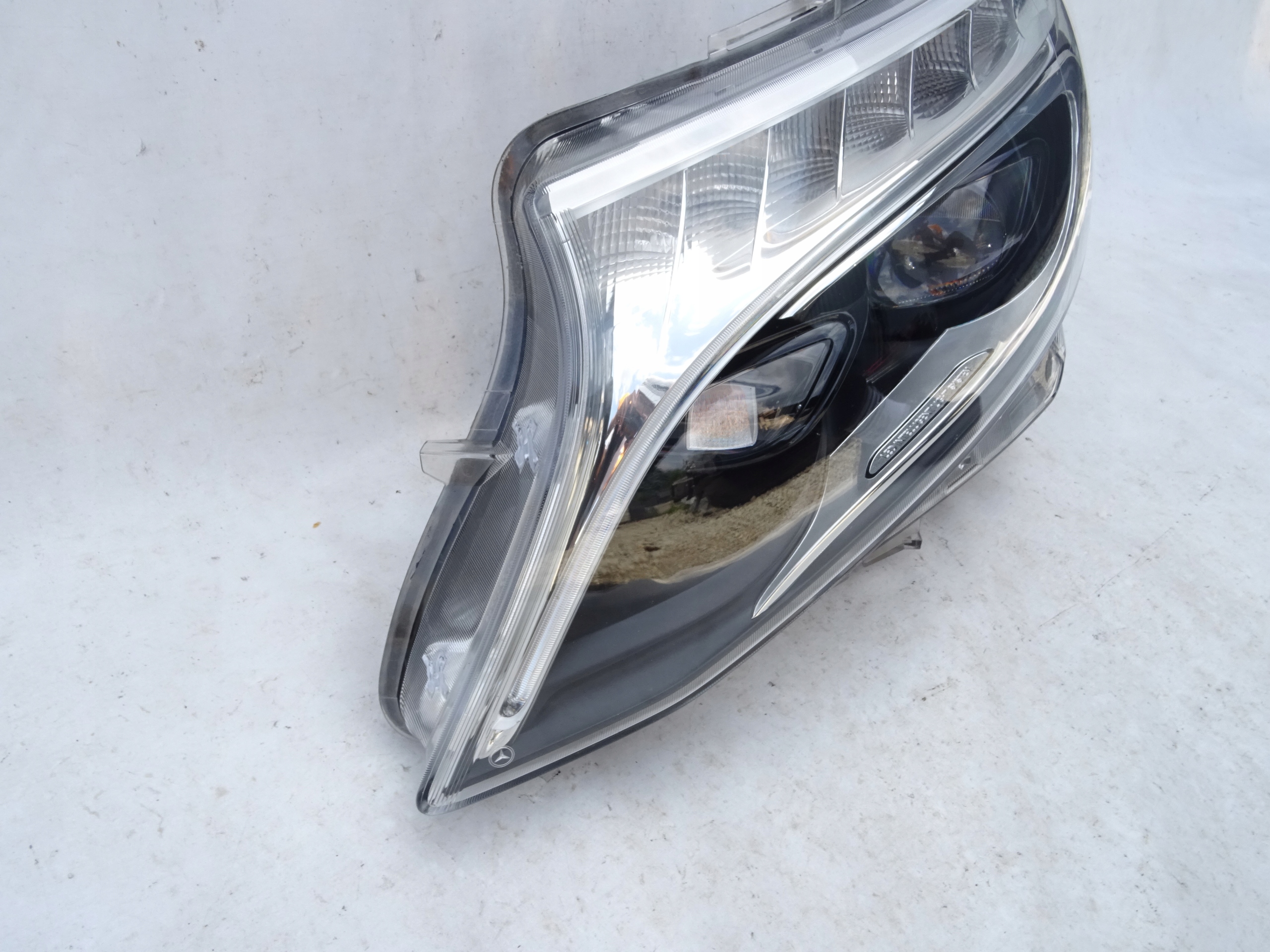 LAMPA REFLEKTOR LEWA MERCEDES W447 KLASA-V LED ILS Producent części Mercedes-Benz OE