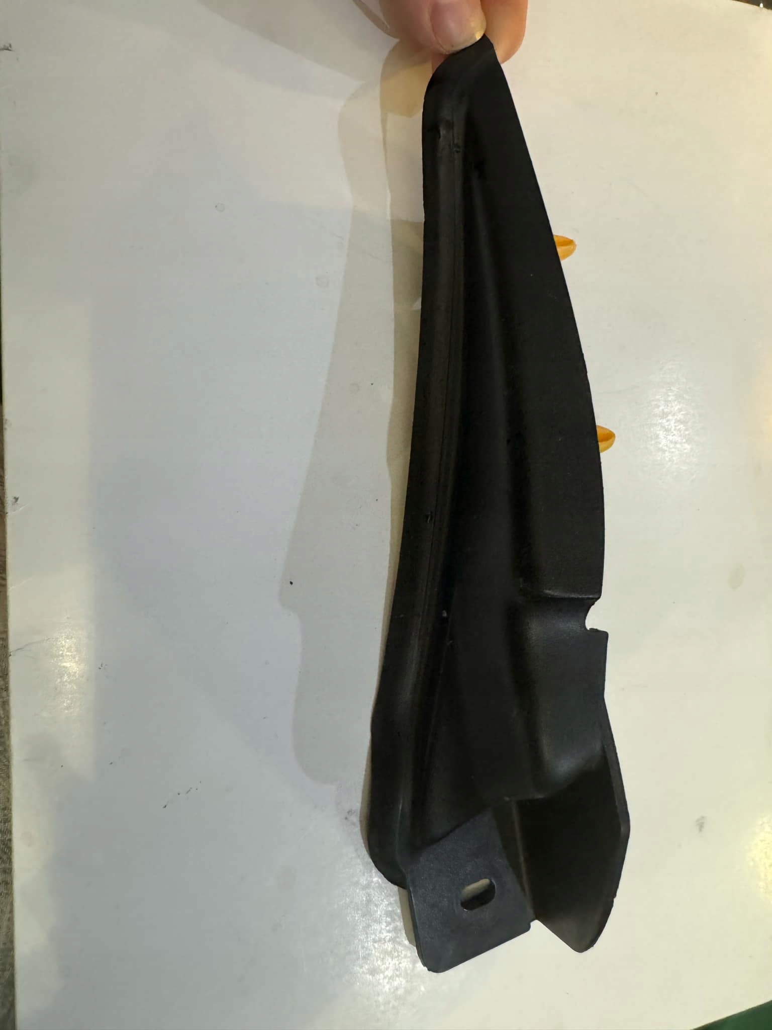 RENAULT CAPTUR and -> cover spoiler under the window left front 668637604R