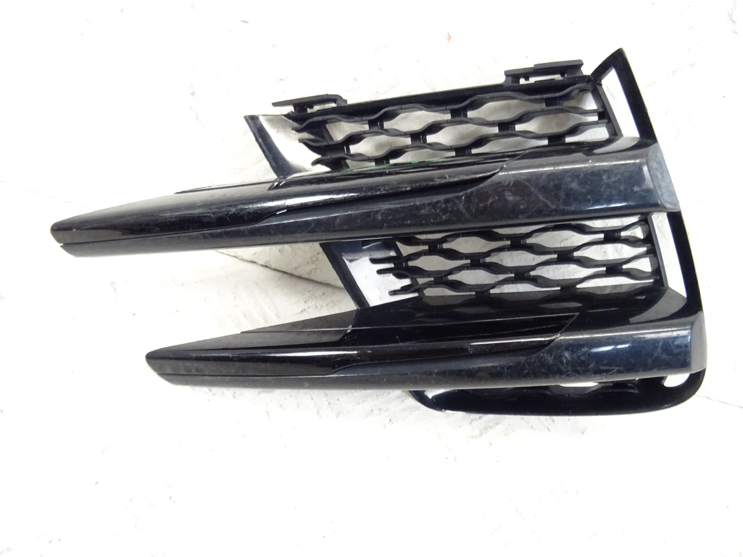 grid of a bumper left front RANGE ROVER VELAR L560 J8A2-17E852-AB