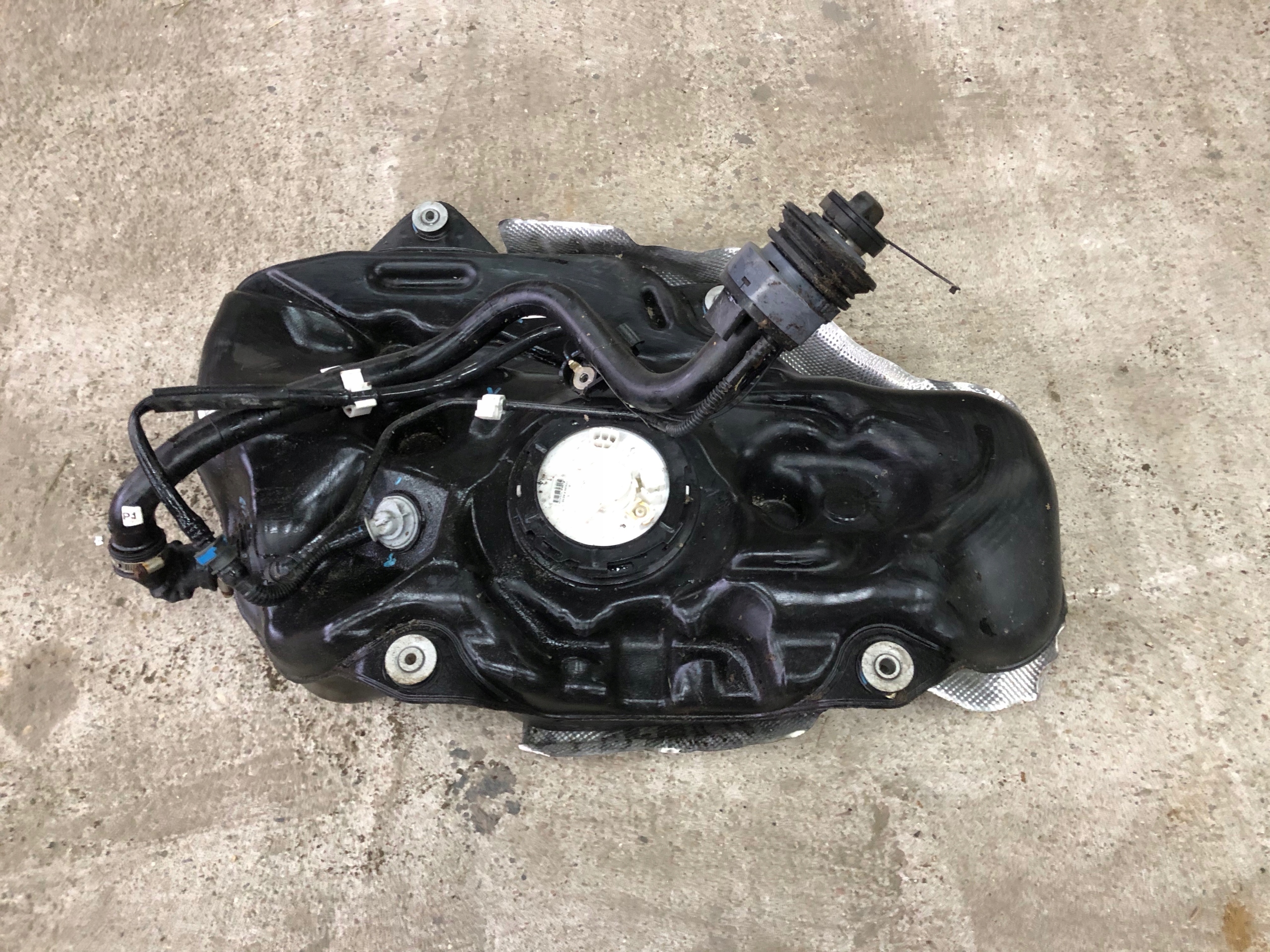 TOYOTA C-HR топливный бак 77100-F4010