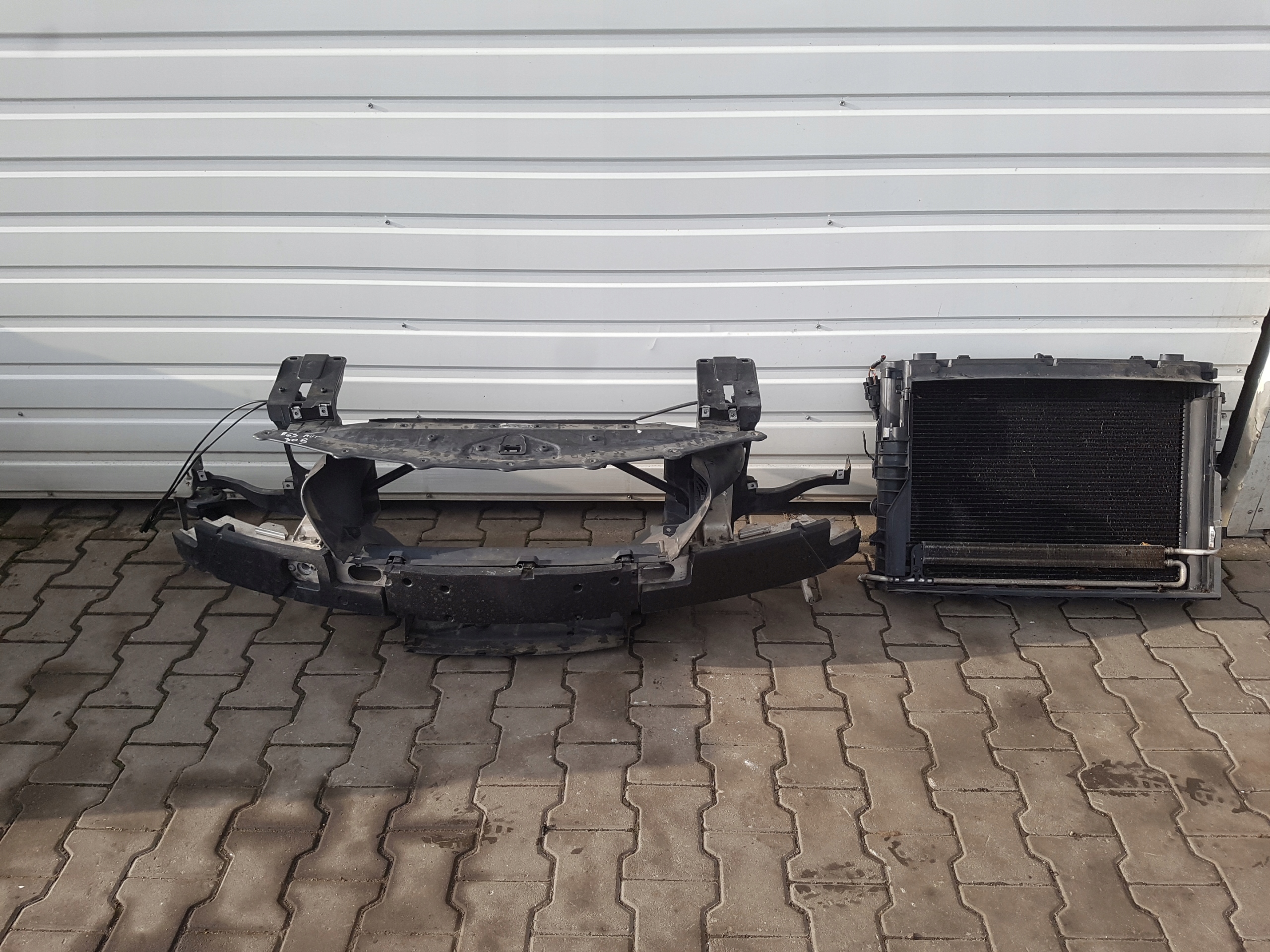 BMW 6 E63 E64 3.0 i B PAS PRZEDNI CHŁODNICE