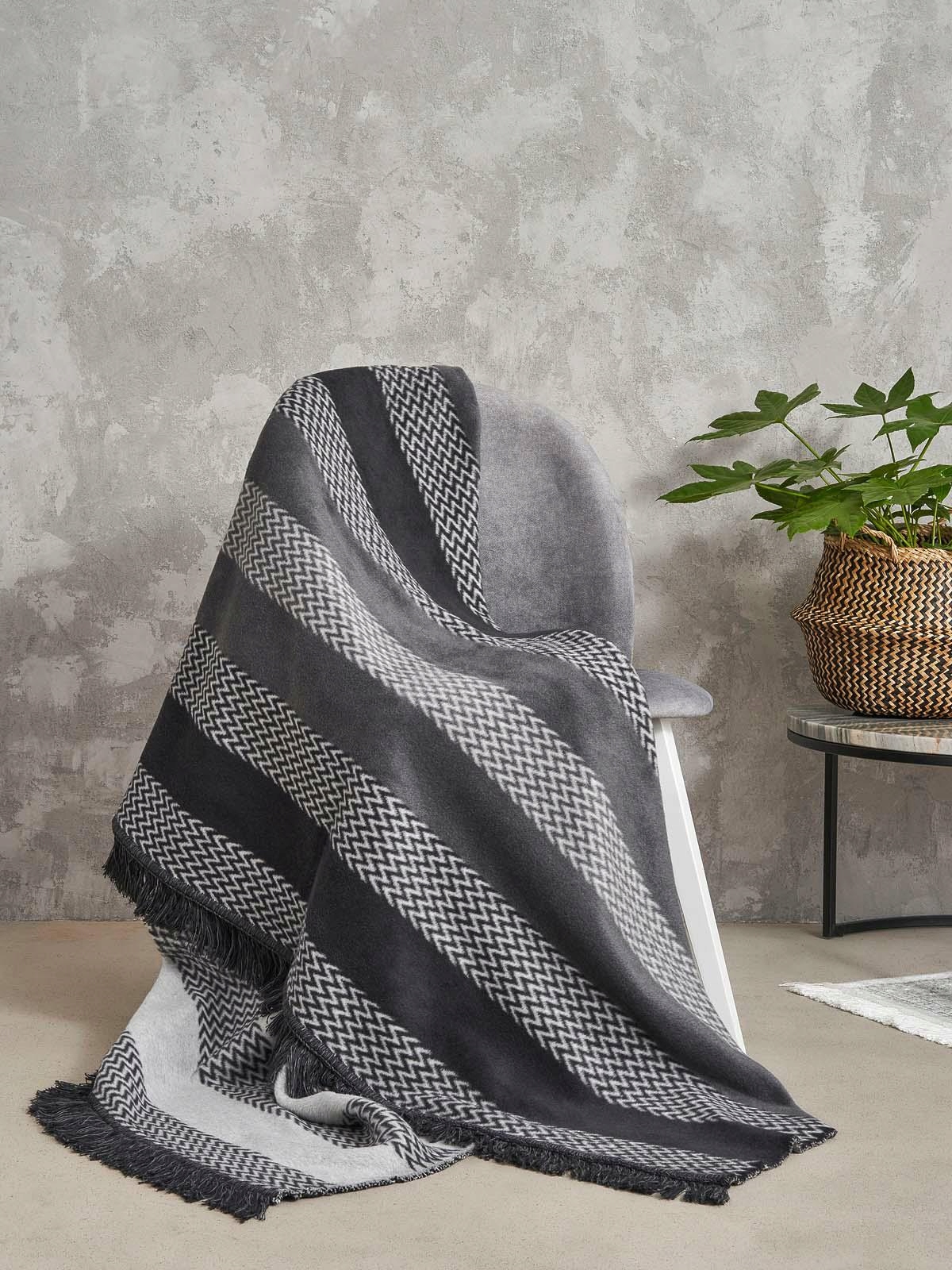 Akrylová bavlněná deka 150x200 Pásy s cikcaky, grafitová přikrývka