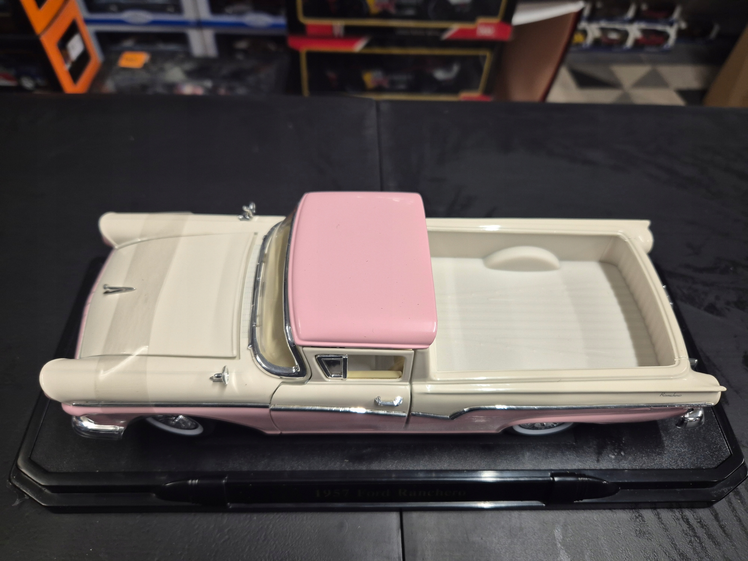 FORD RANCHERO 1957 1/18 ROAD SIGNATURE LDC 92208 Kod producenta 92208