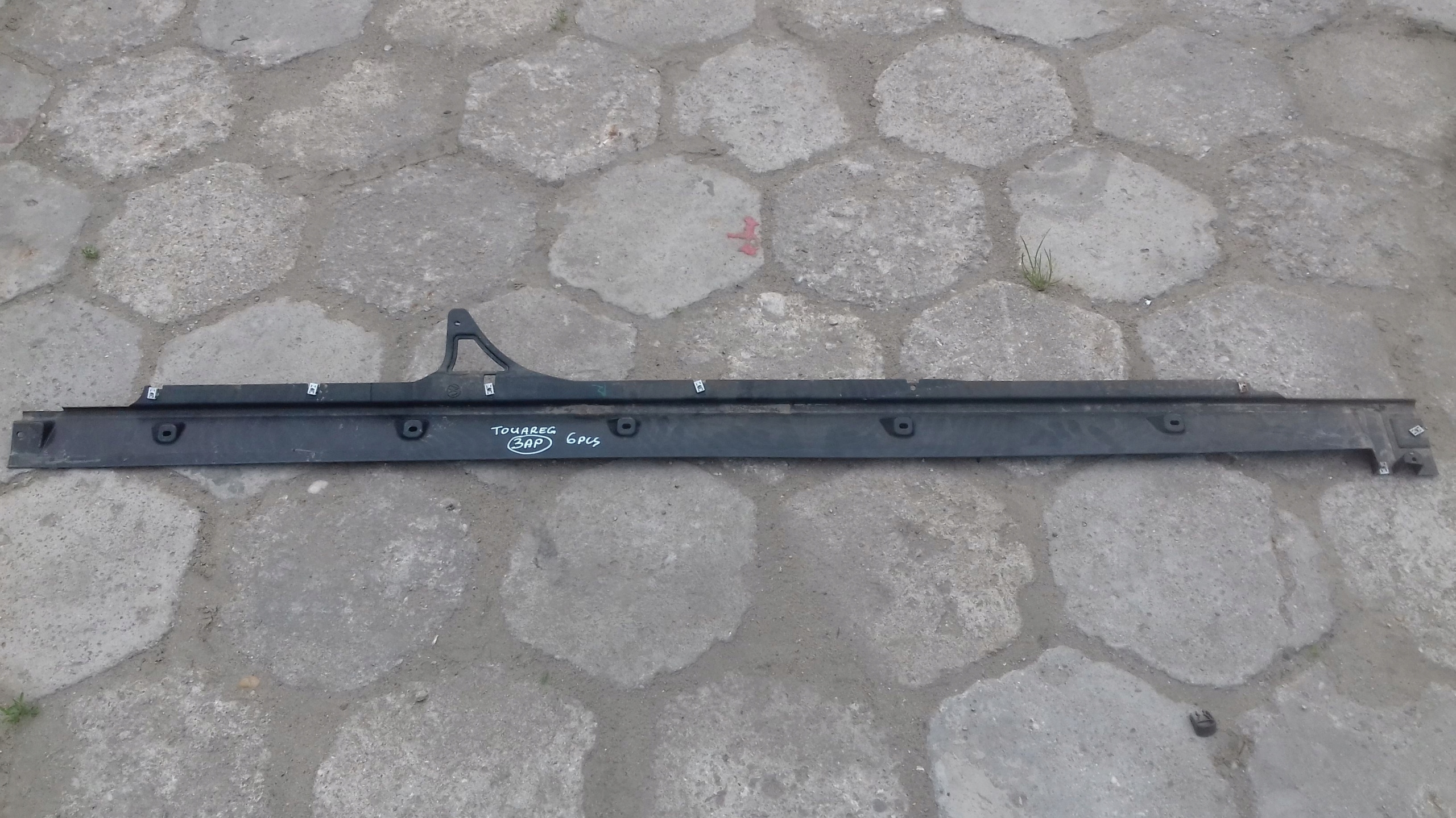 OSŁONA PROGU DOLNA PRAWA 4M4825211A VW TOUAREG III