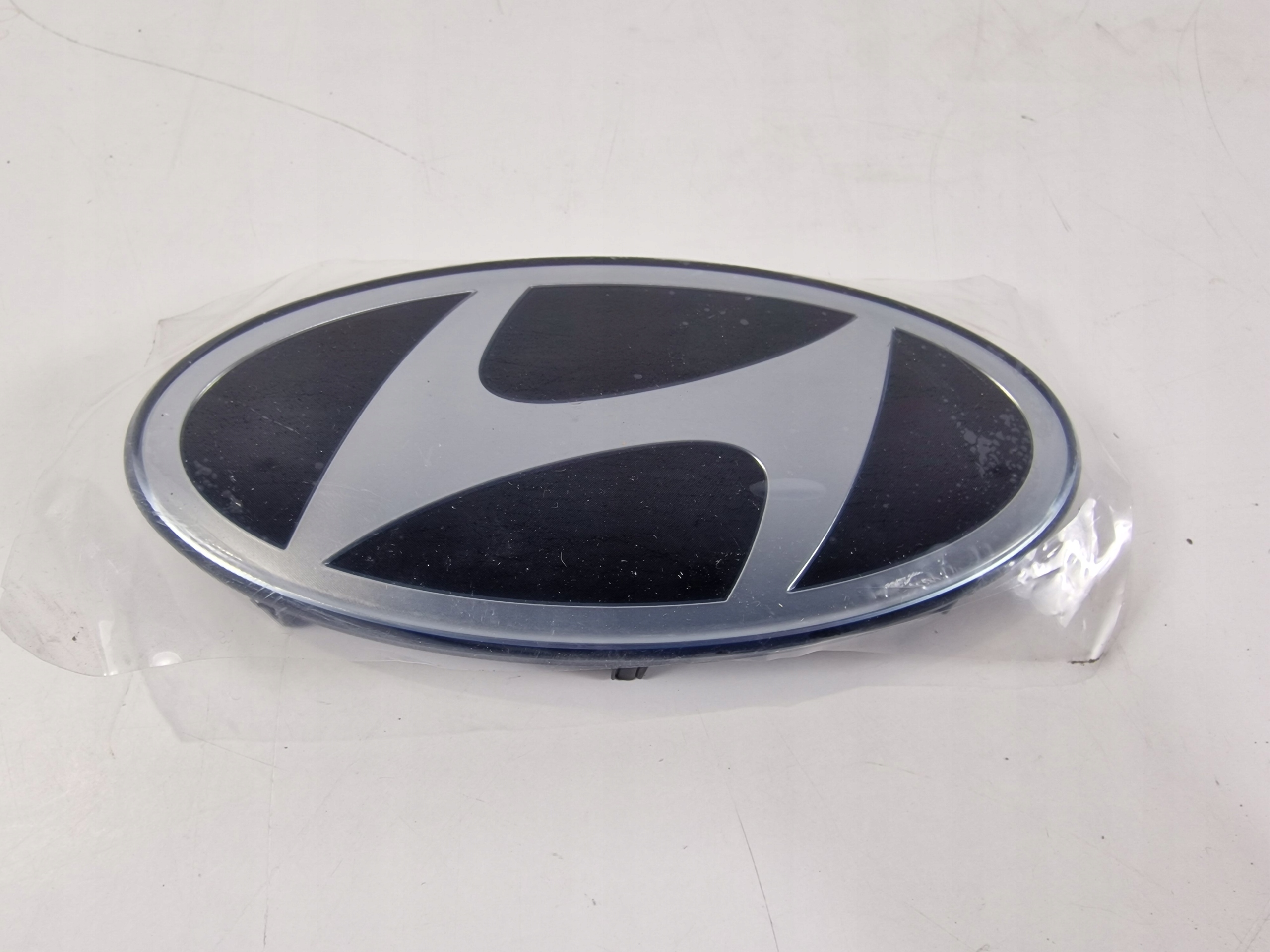 LOGO EMBLEMAT ZNACZEK PRZÓD POD RADAR HYUNDAI I30 III 86367-G4900 Marka Hyundai