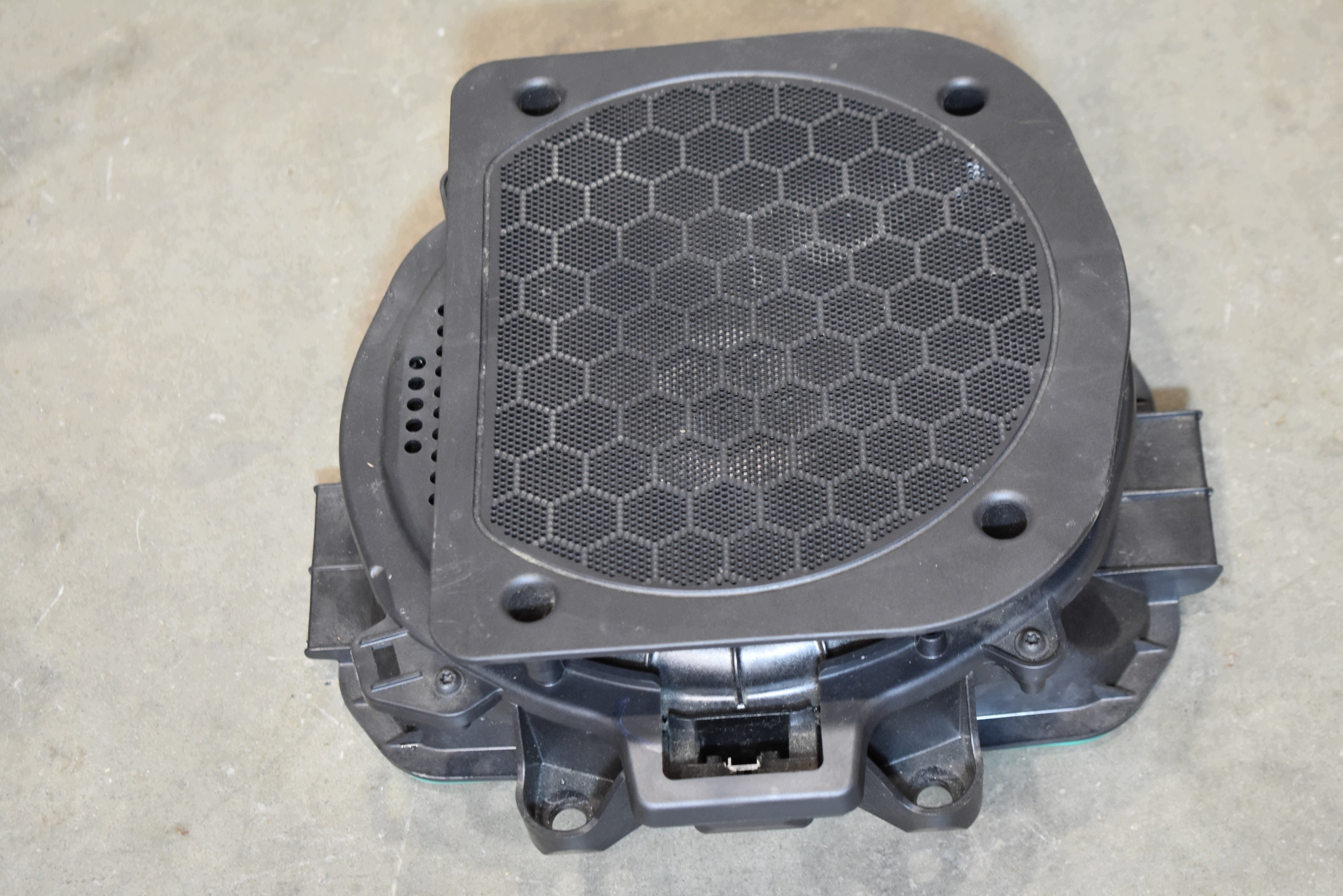 IDEALNY speaker NISKOTONOWY +cover grid BMW X7 G07 1