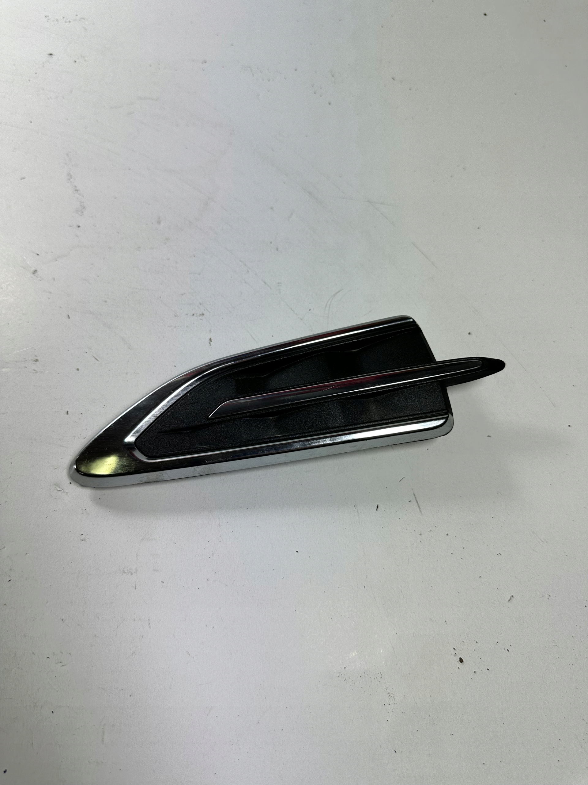 KUGA MK2 LIFT EMBLEMAT BŁOTNIKA PRAWY GJ54-16C216-BD