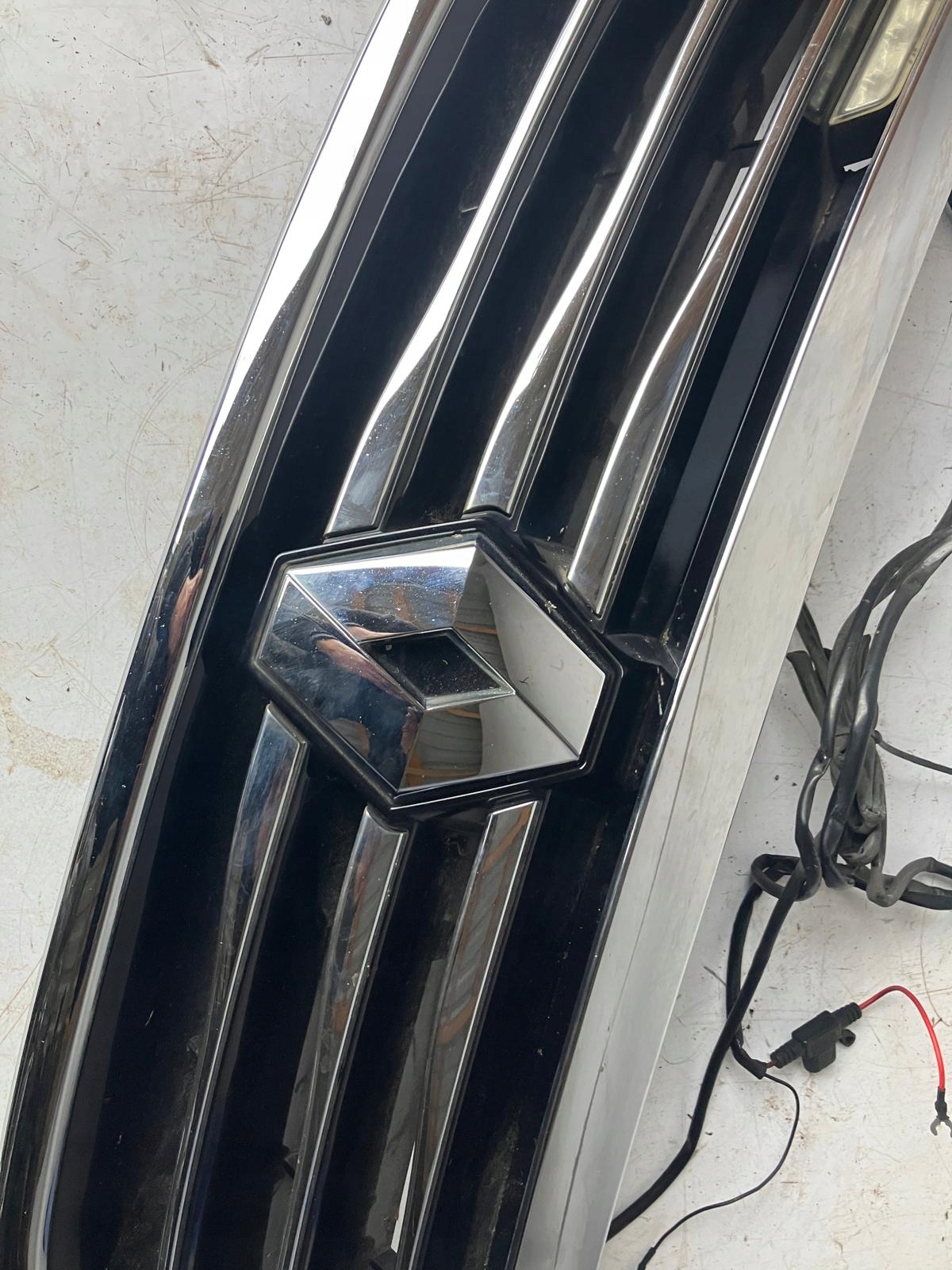 maska CHROM znak maska chladiče LED DRL RENAULT LATITUDE